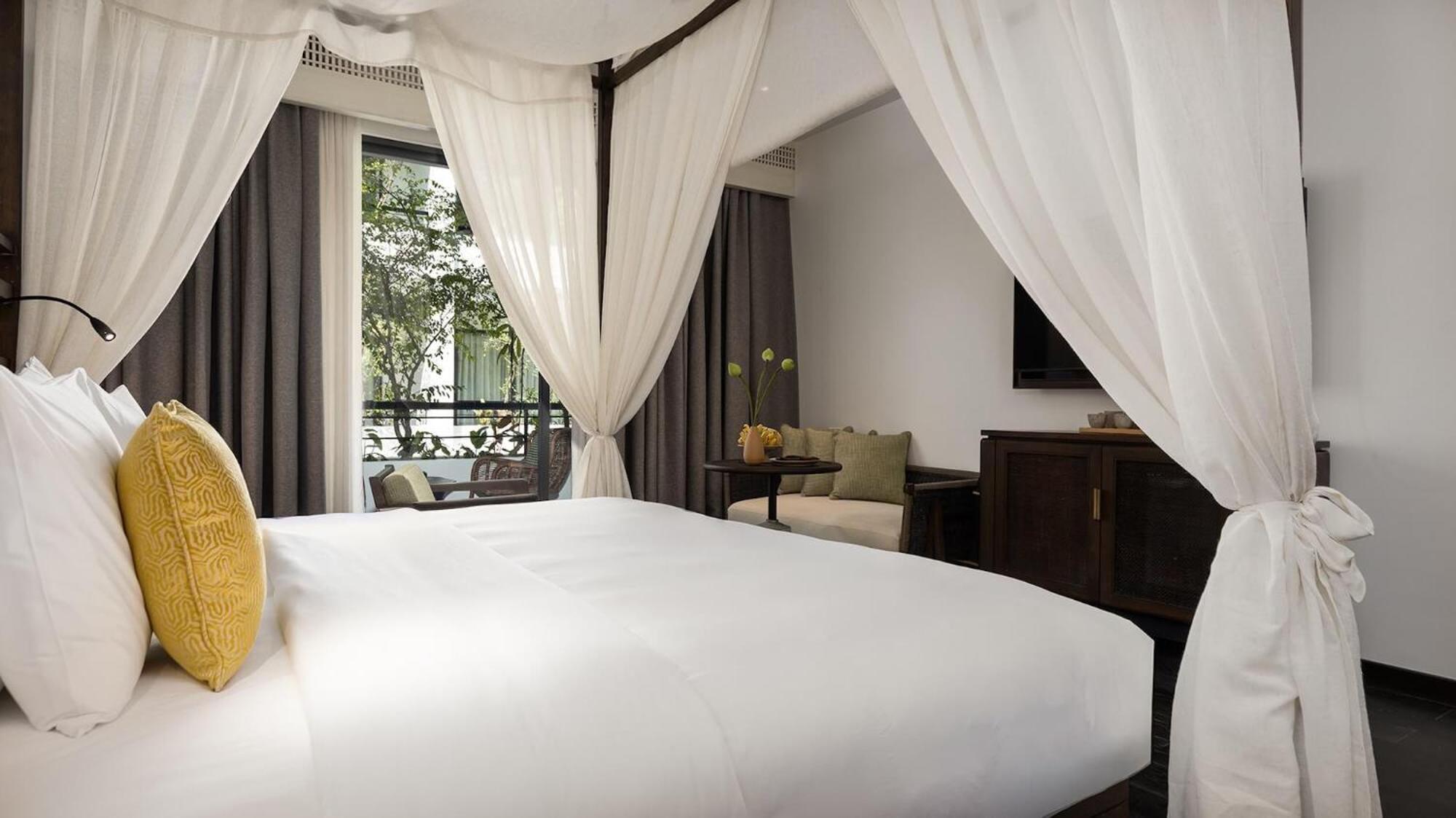 SANTI Room w One-Way Airport Transfer and Minibar