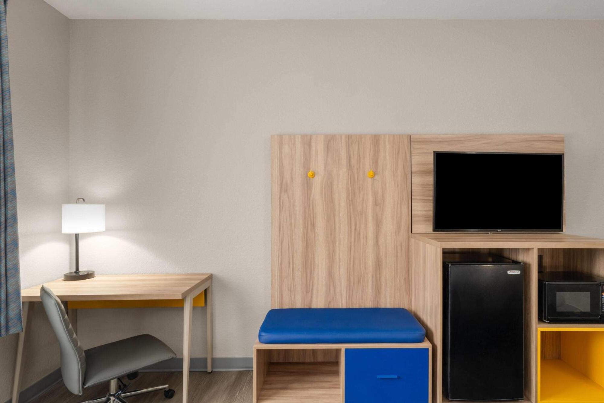 King Room with Roll-in Shower - Mobility Access/Non-Smoking