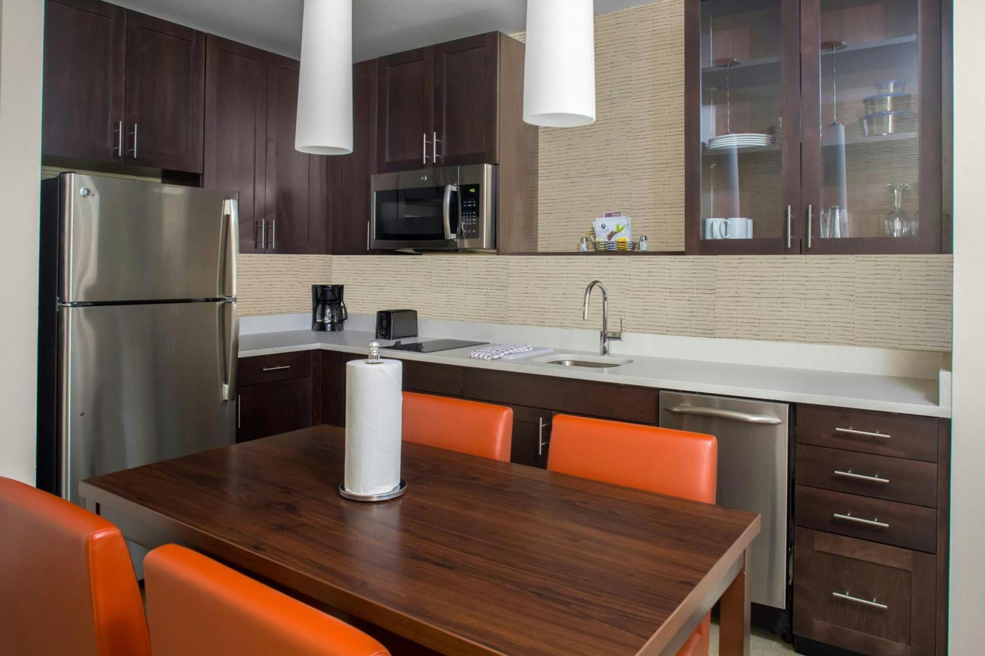 1 Bedroom Suite, 2 Queen, Sofabed