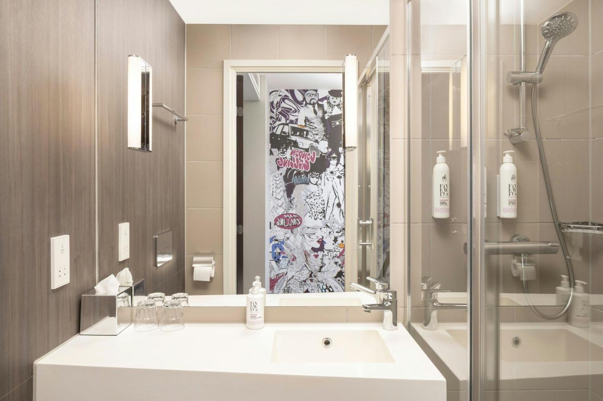 Moxy Queen Room