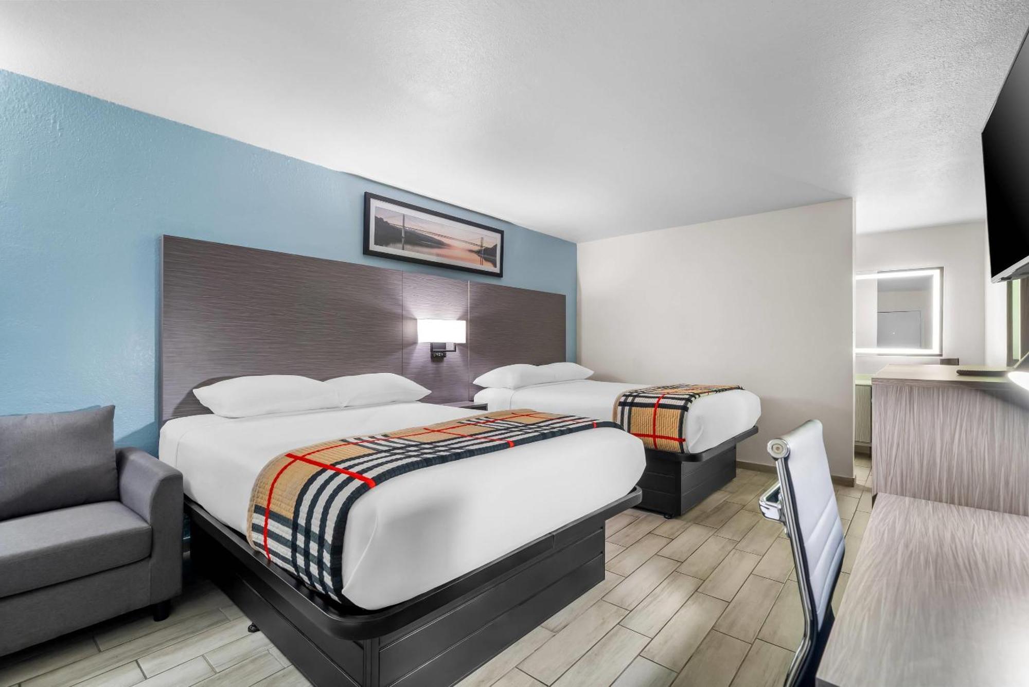 Quadruple Room with Two Queen Beds - Non Smoking