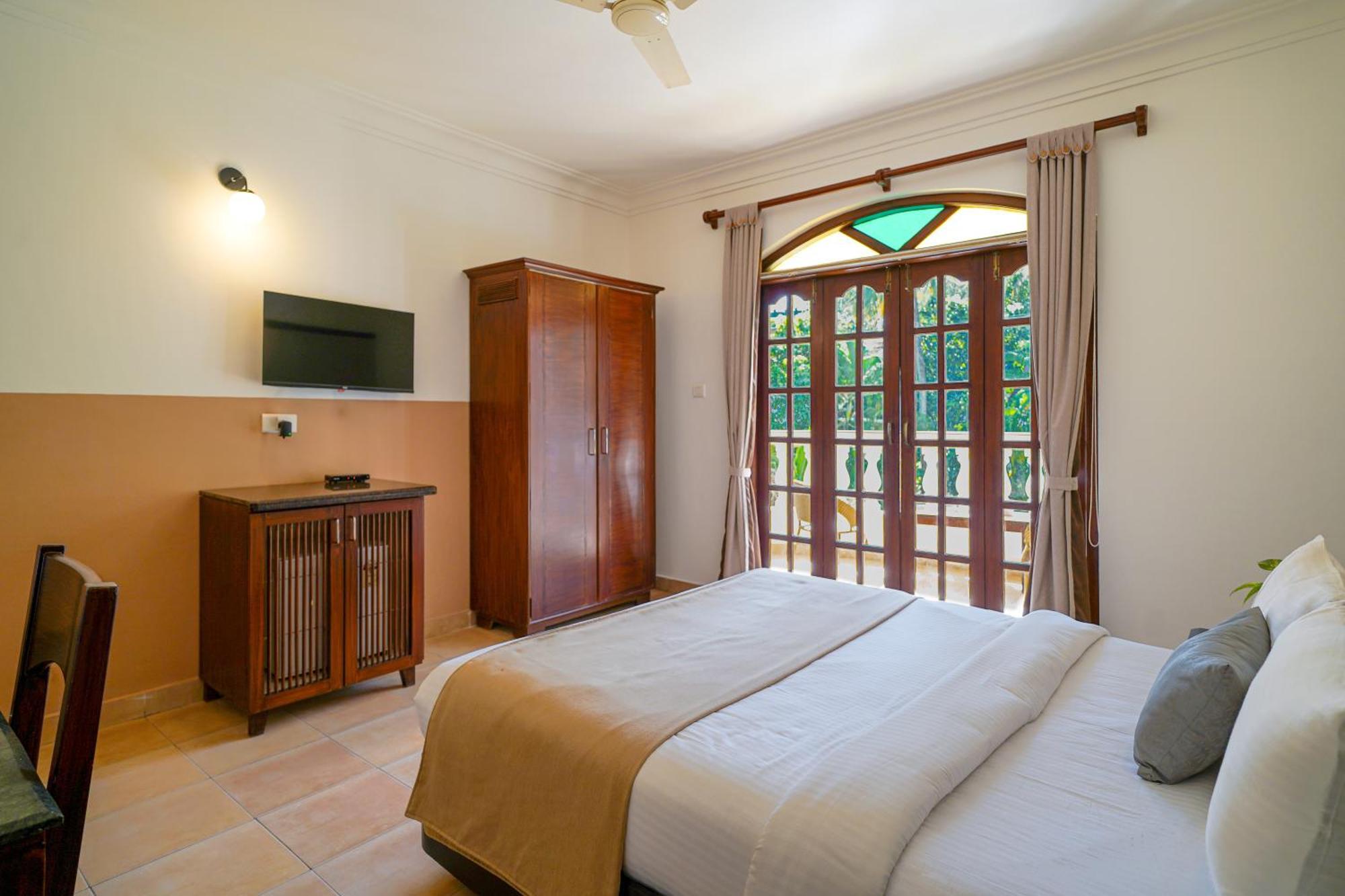 Queen Room with Pool View