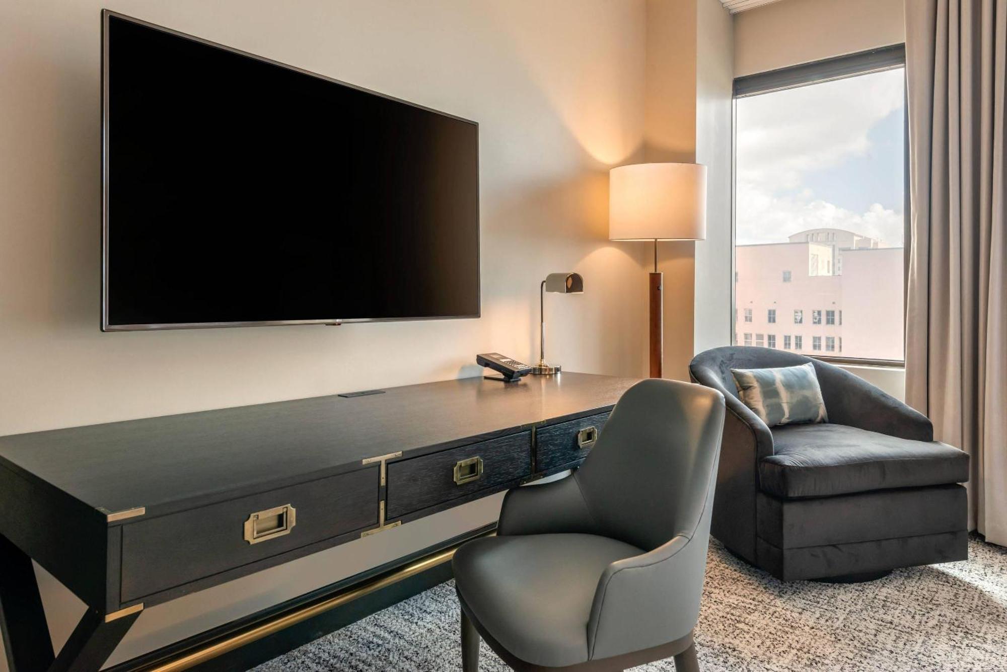 Suite Lit King-Size - Vue sur Ville - Non-Fumeurs