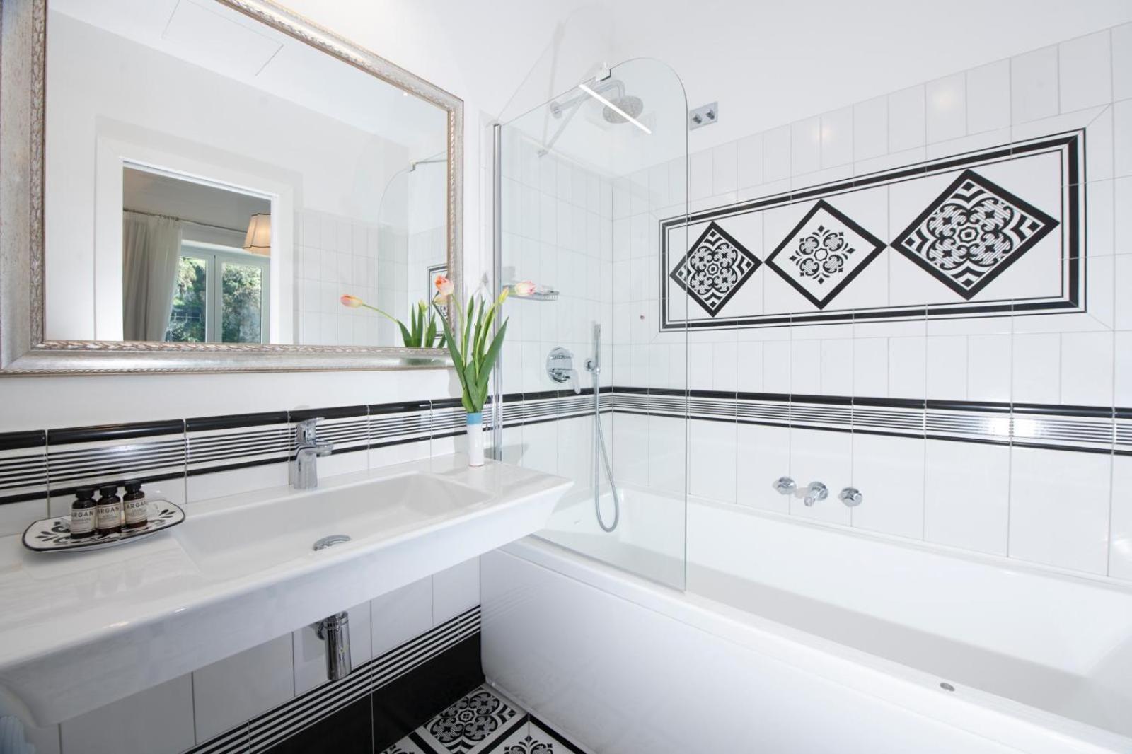 Habitación con cama extragrande y bañera de hidromasaje