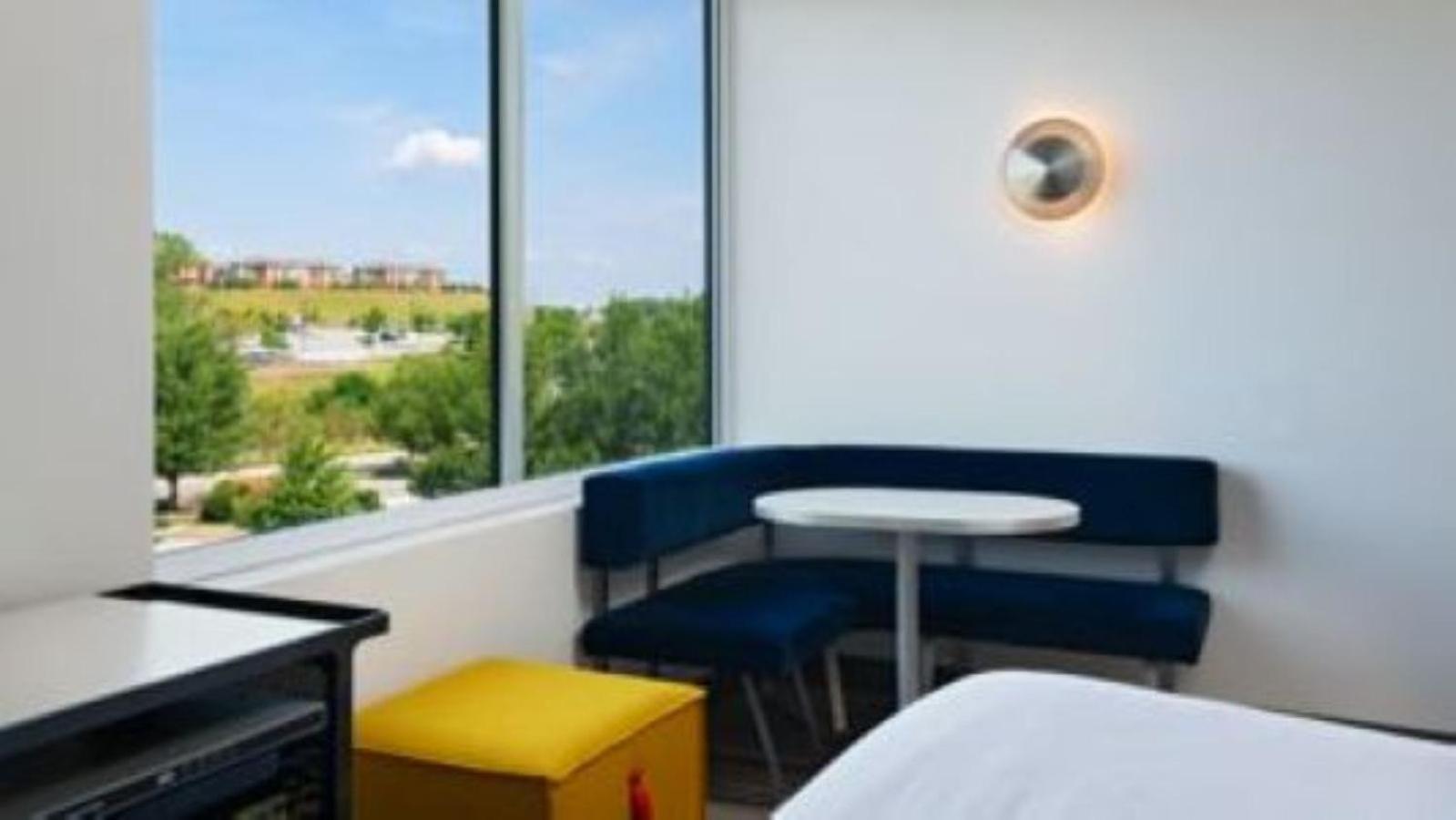 Aloft Guest room 1 King