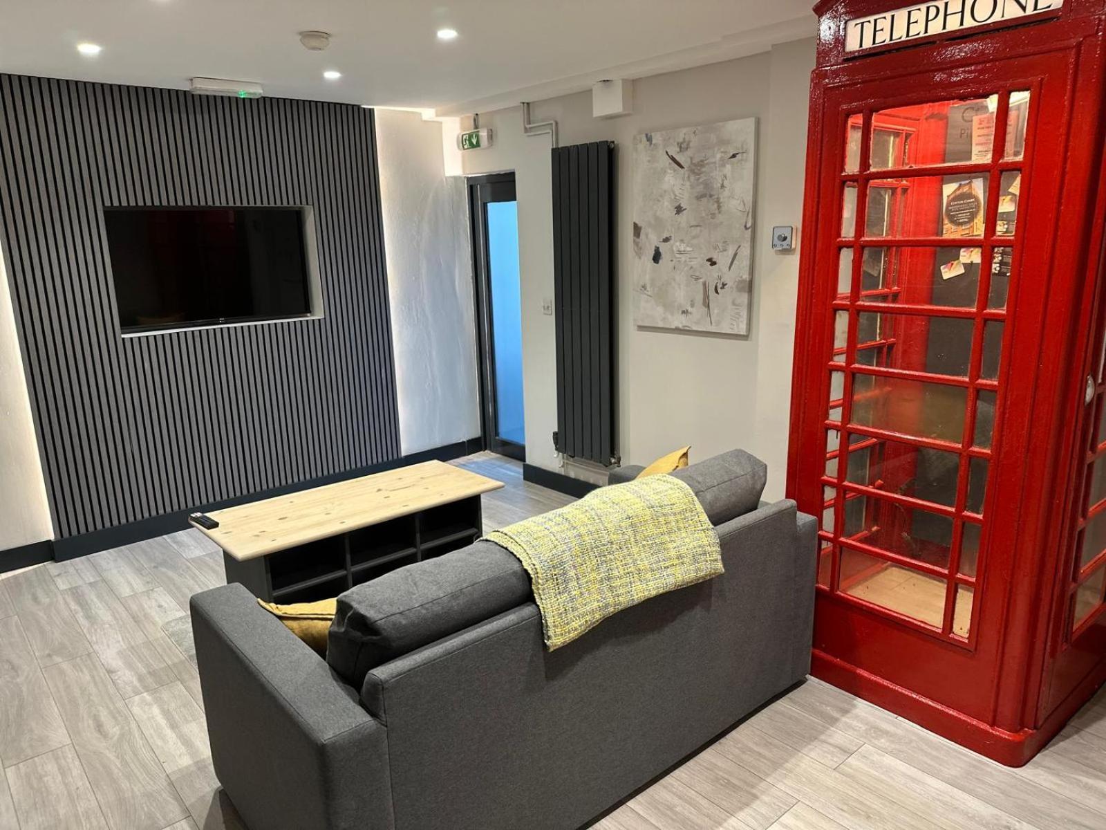 Deluxe One-Bedroom Apartment