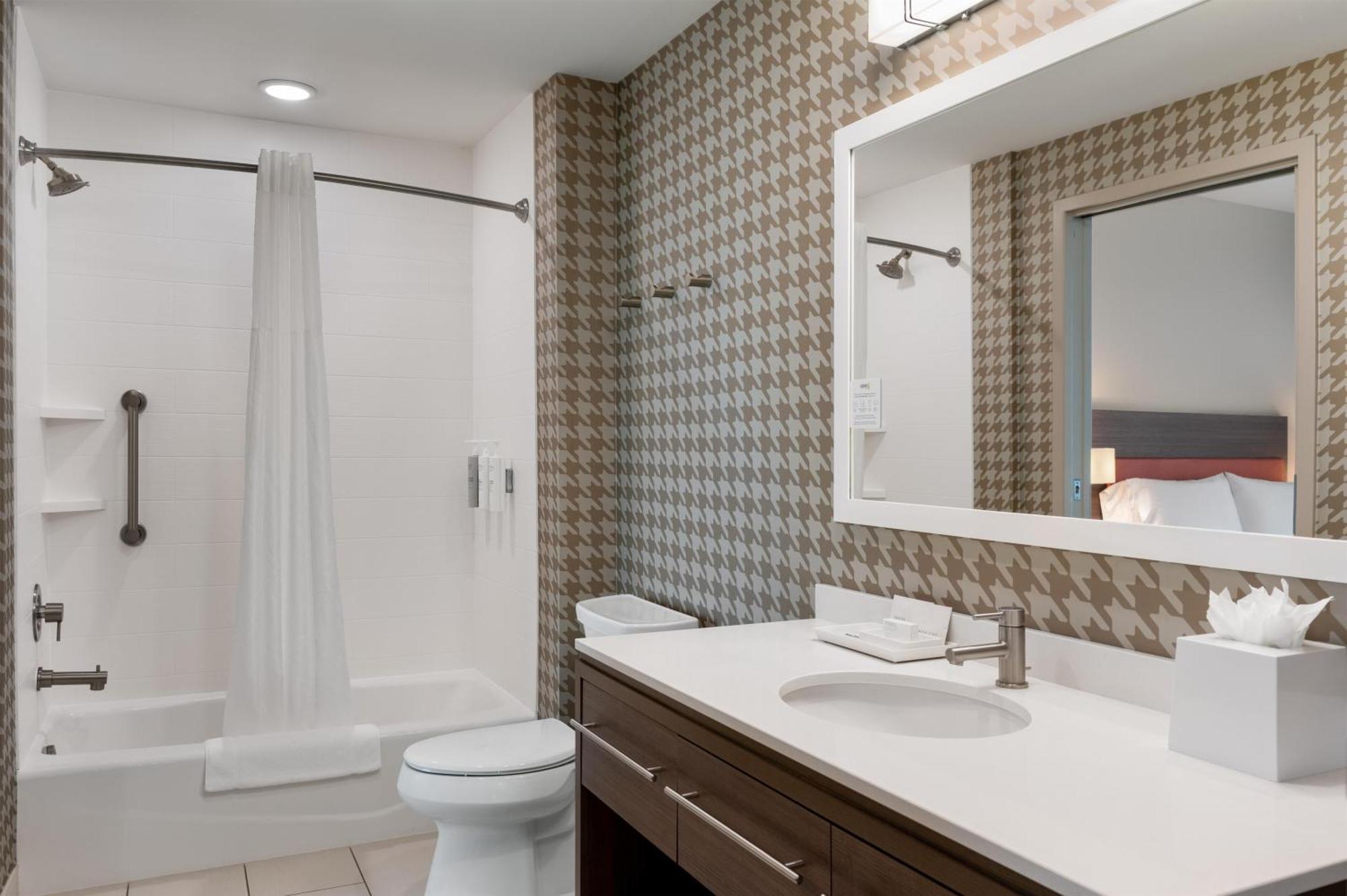 One-Bedroom Queen Suite - Non-Smoking