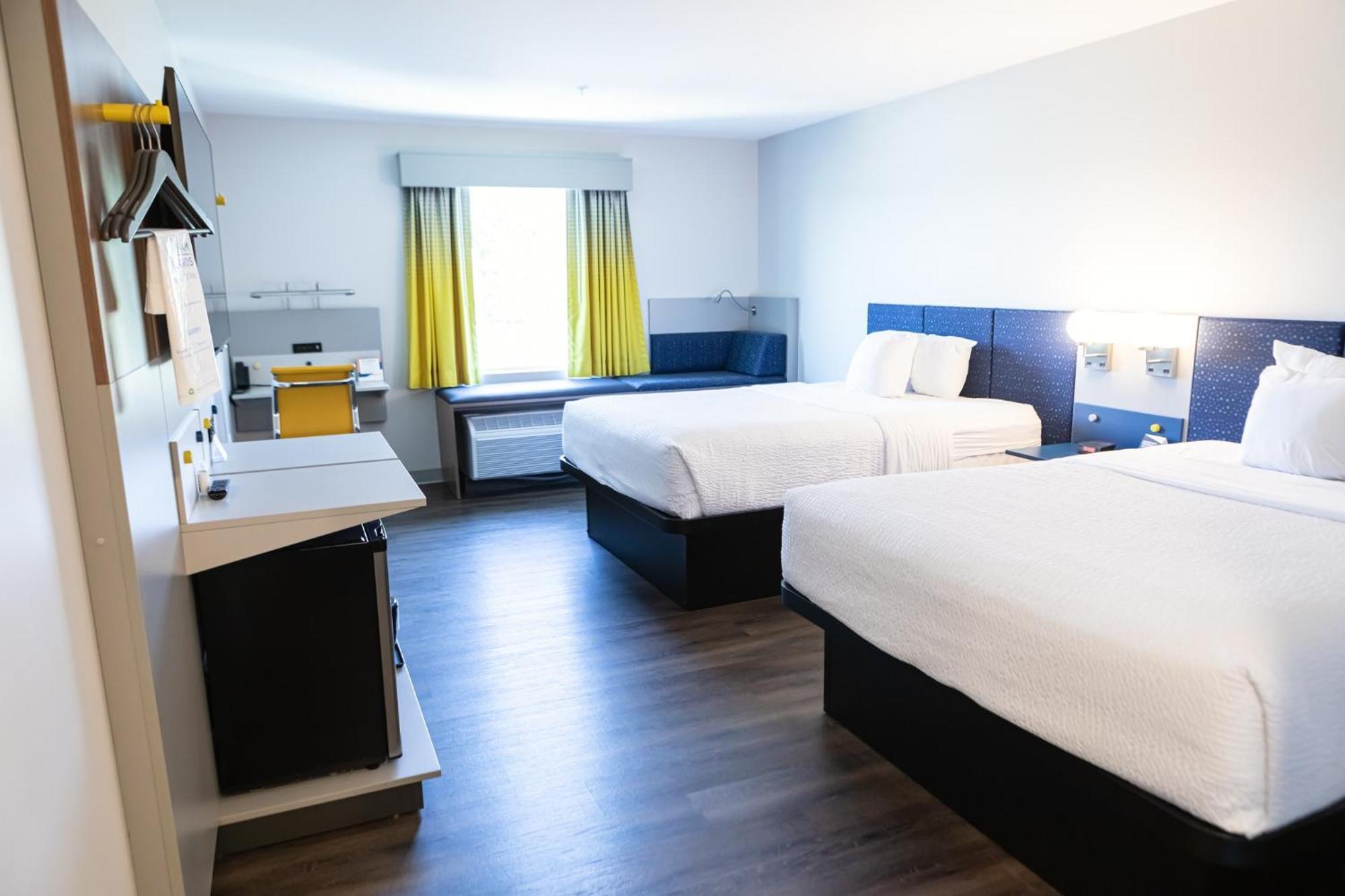 Corner Queen Room with Two Queen Beds - Non-Smoking
