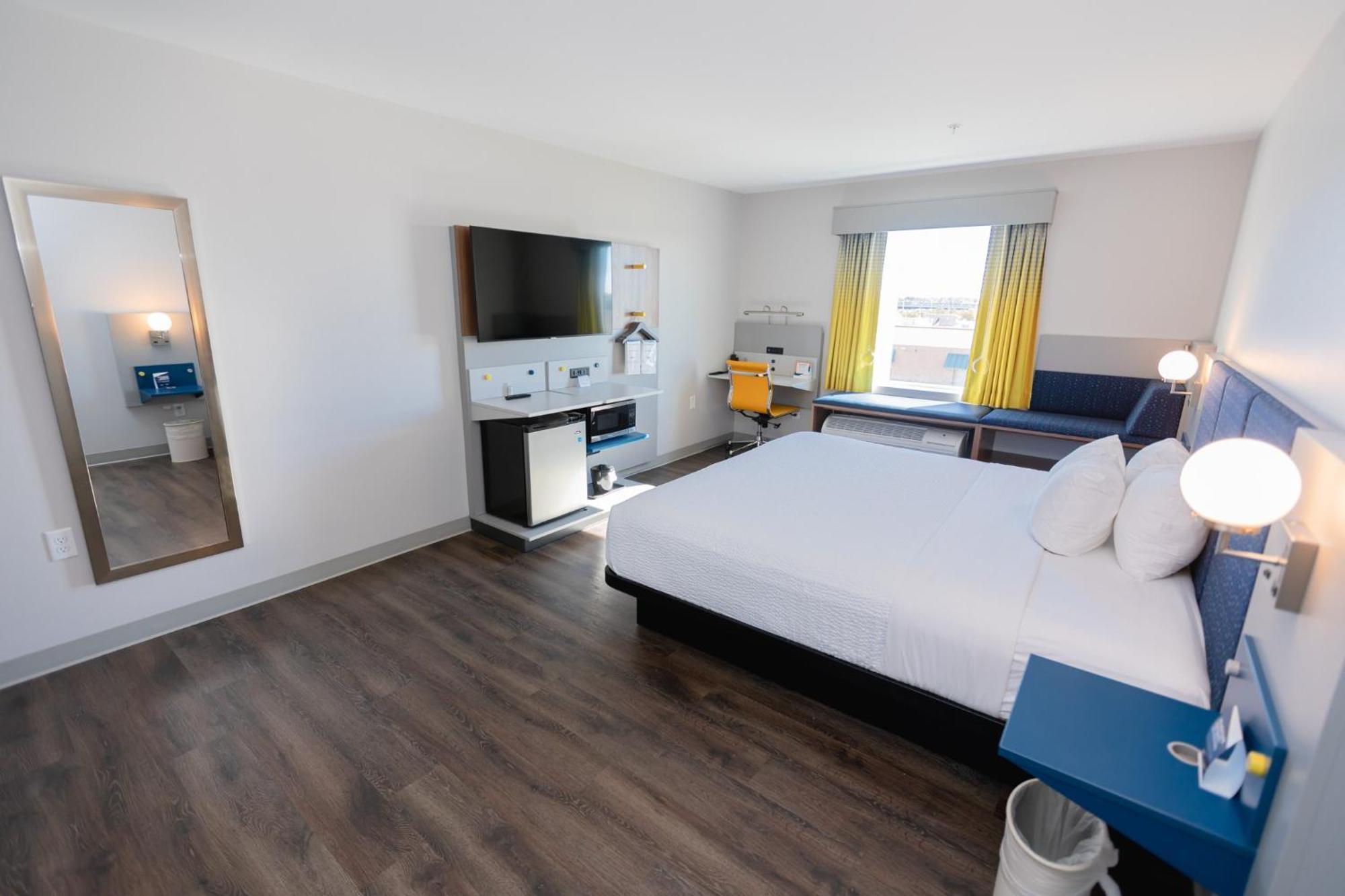King Suite - Mobility Access/Non-Smoking