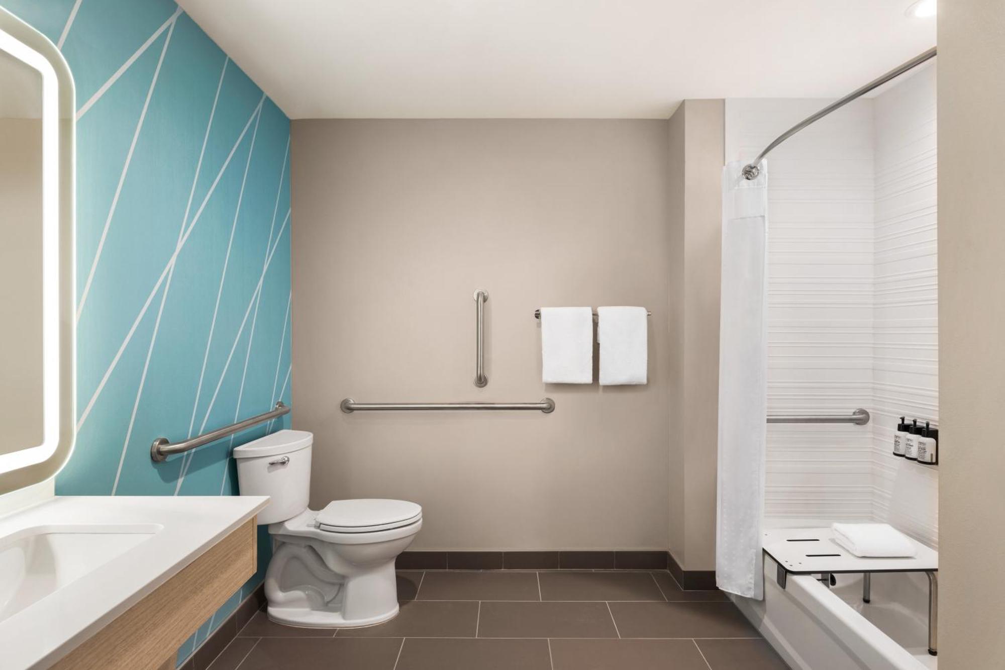 Standard Queen Room with Two Queen Beds and Mobility Accessible Tub