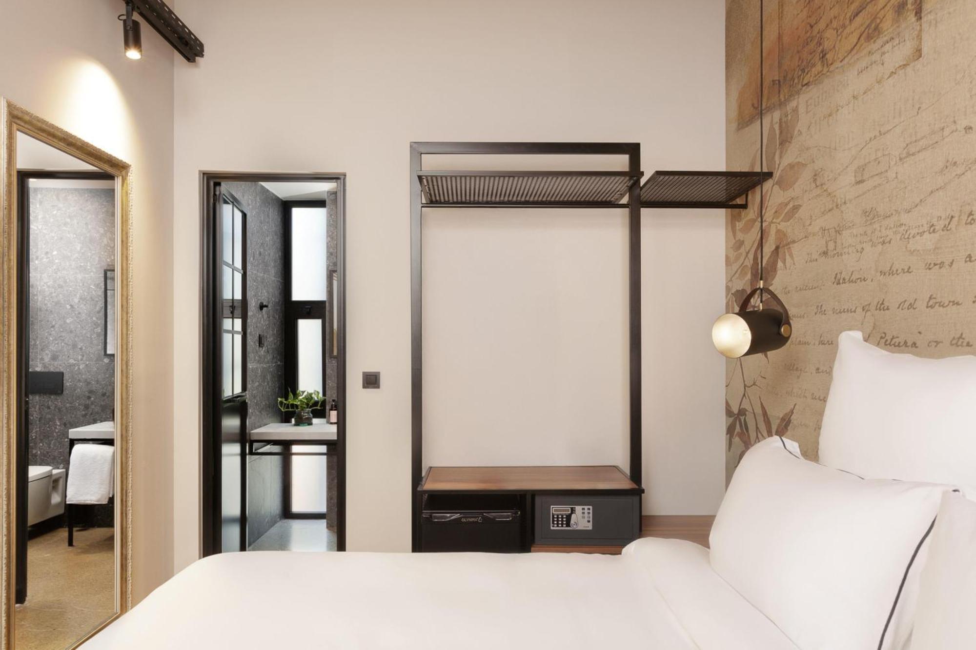 Habitación con cama grande