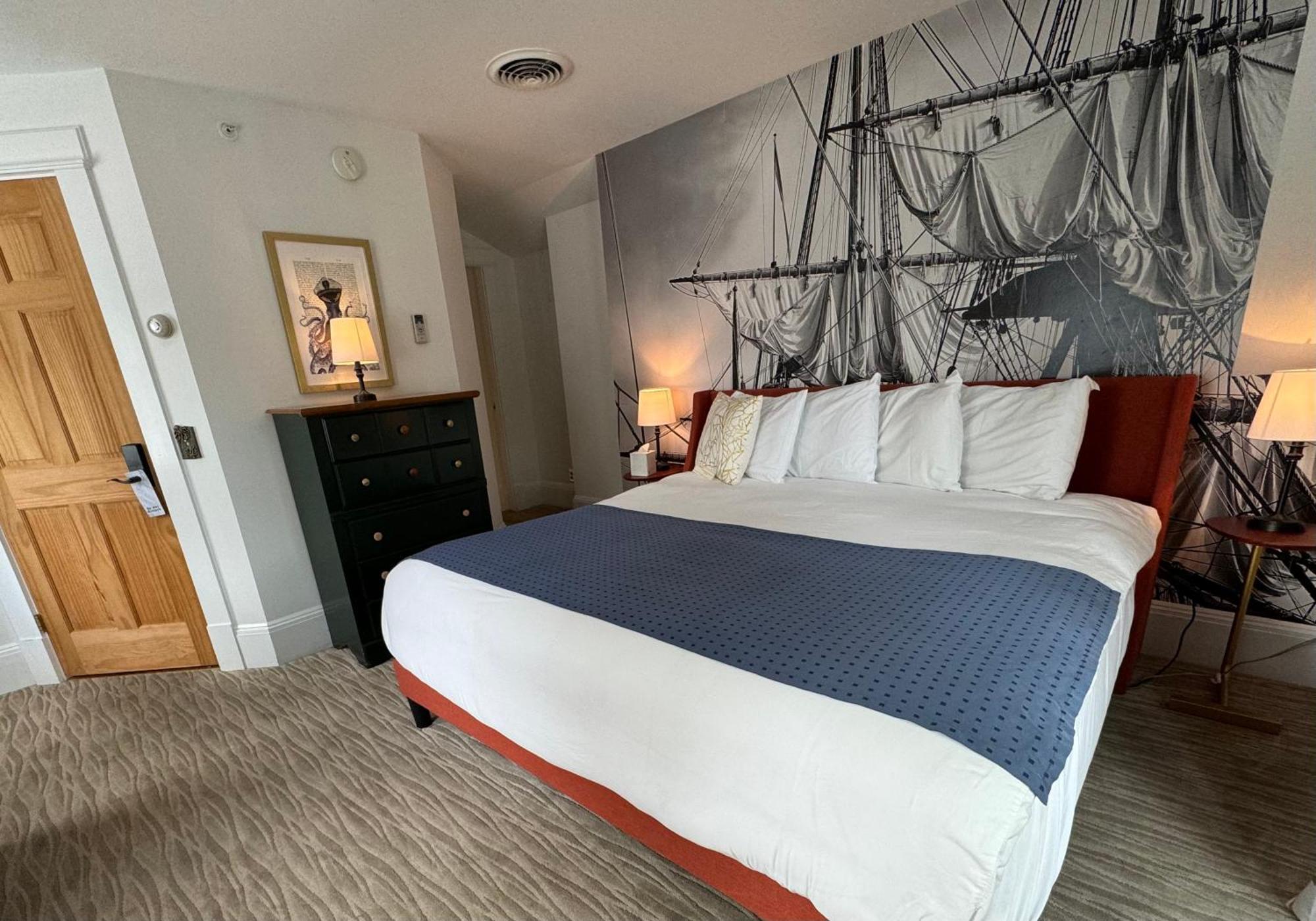 Zimmer mit Kingsize-Bett