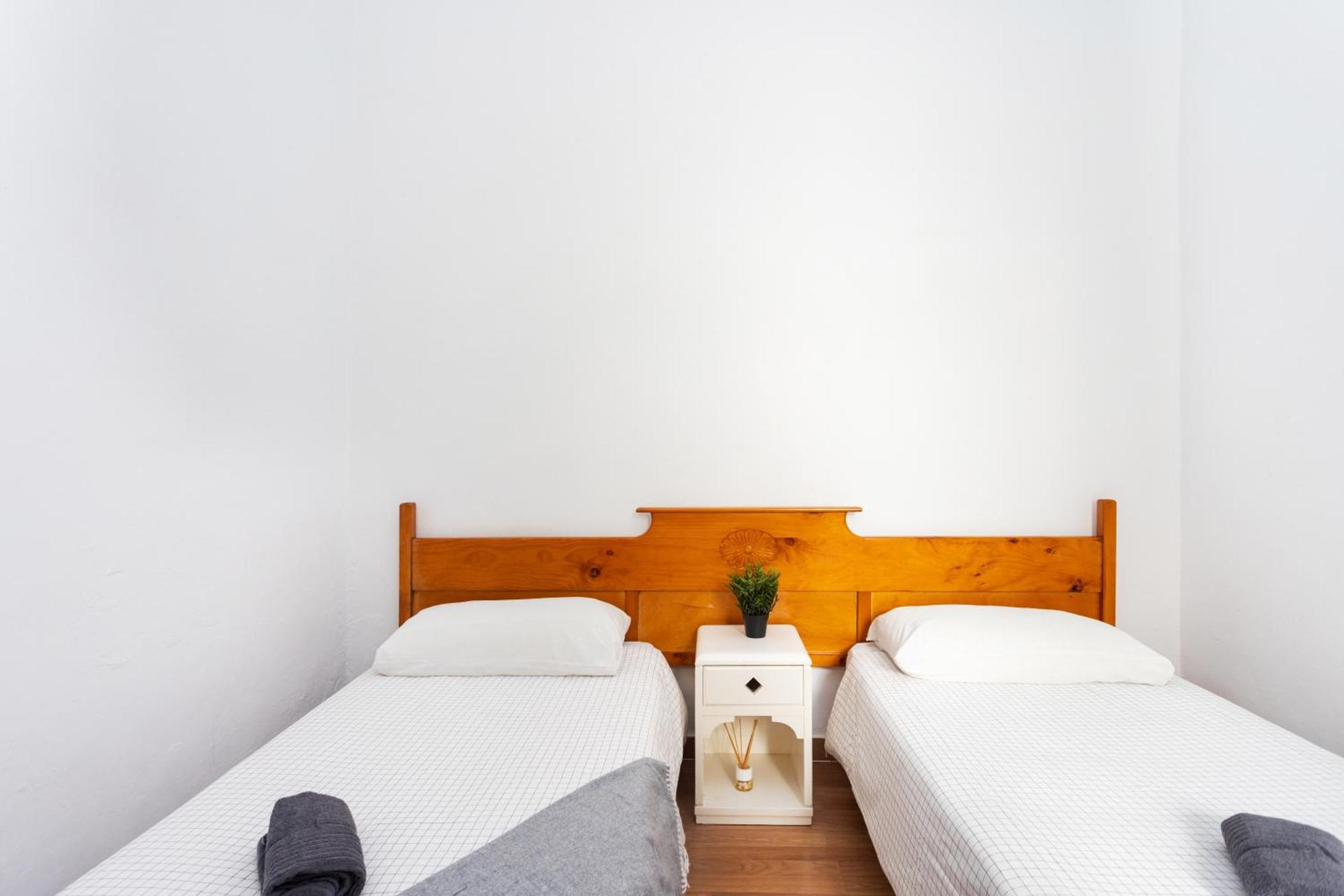 Chambre Lits Jumeaux avec Salle de Bains Commune