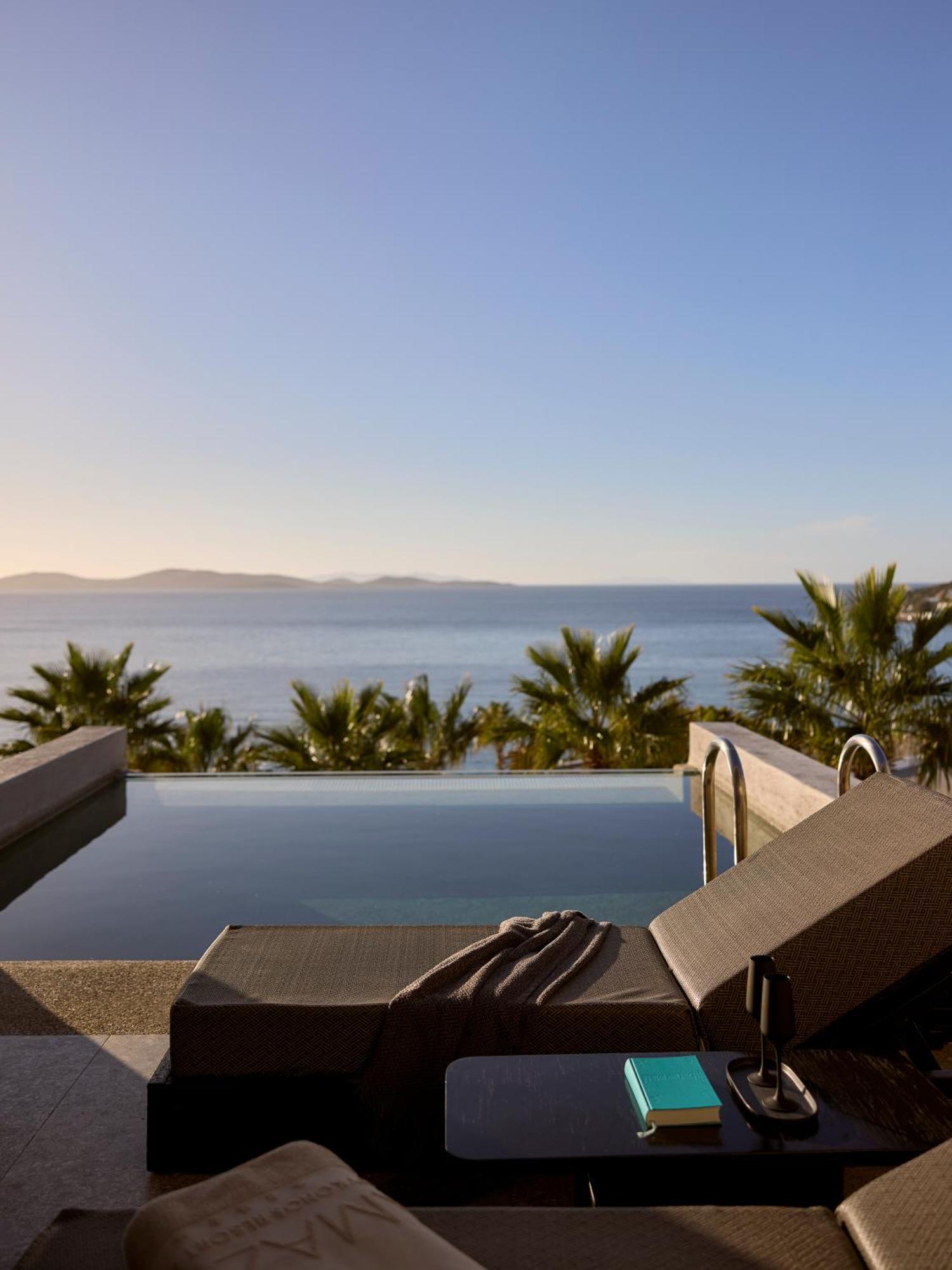 Superior sea view suite with heated private pool