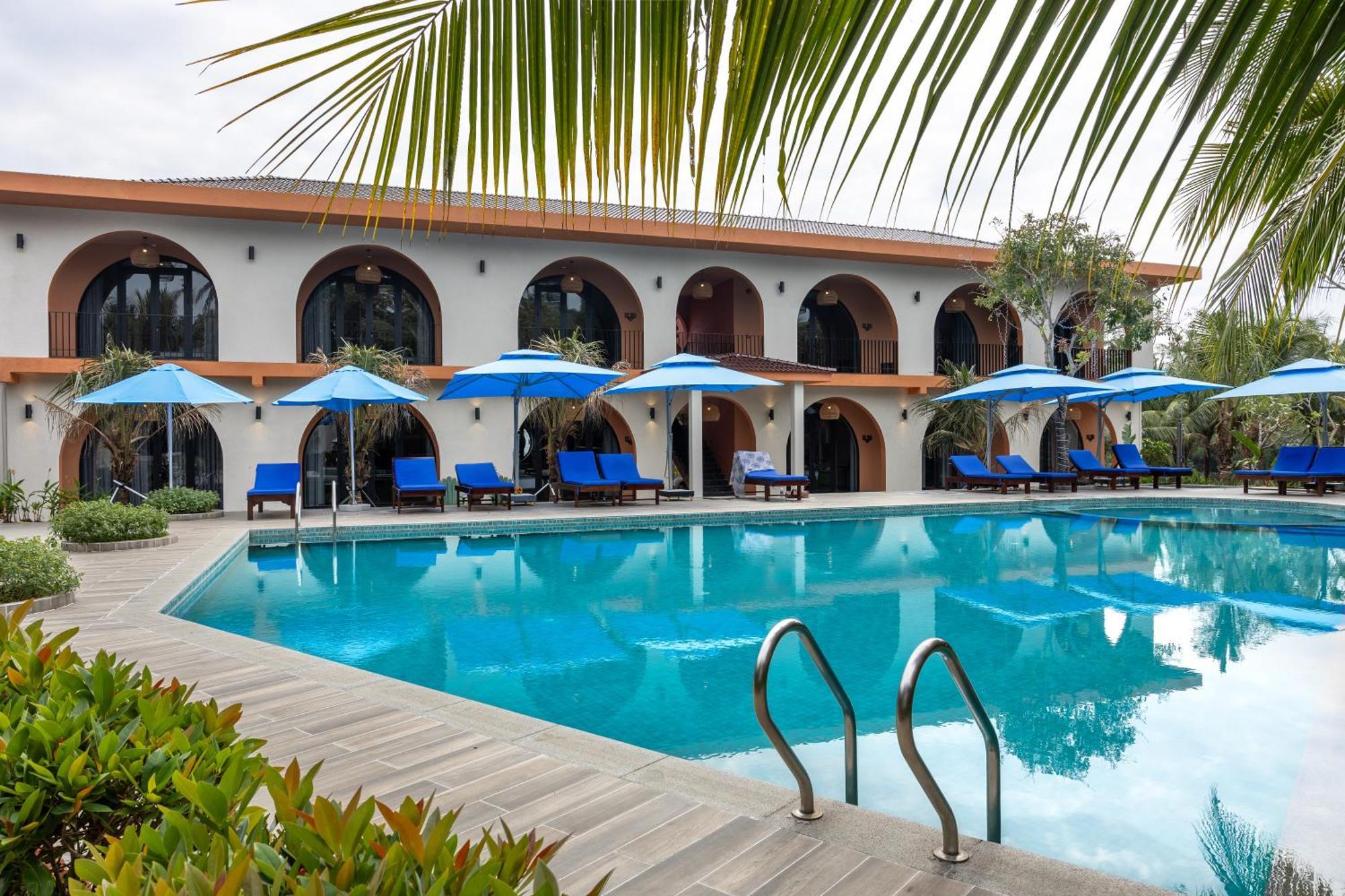 Suite with Pool View