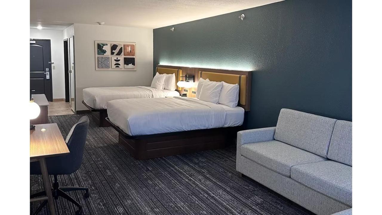 Executive Queen Suite - Non-Smoking