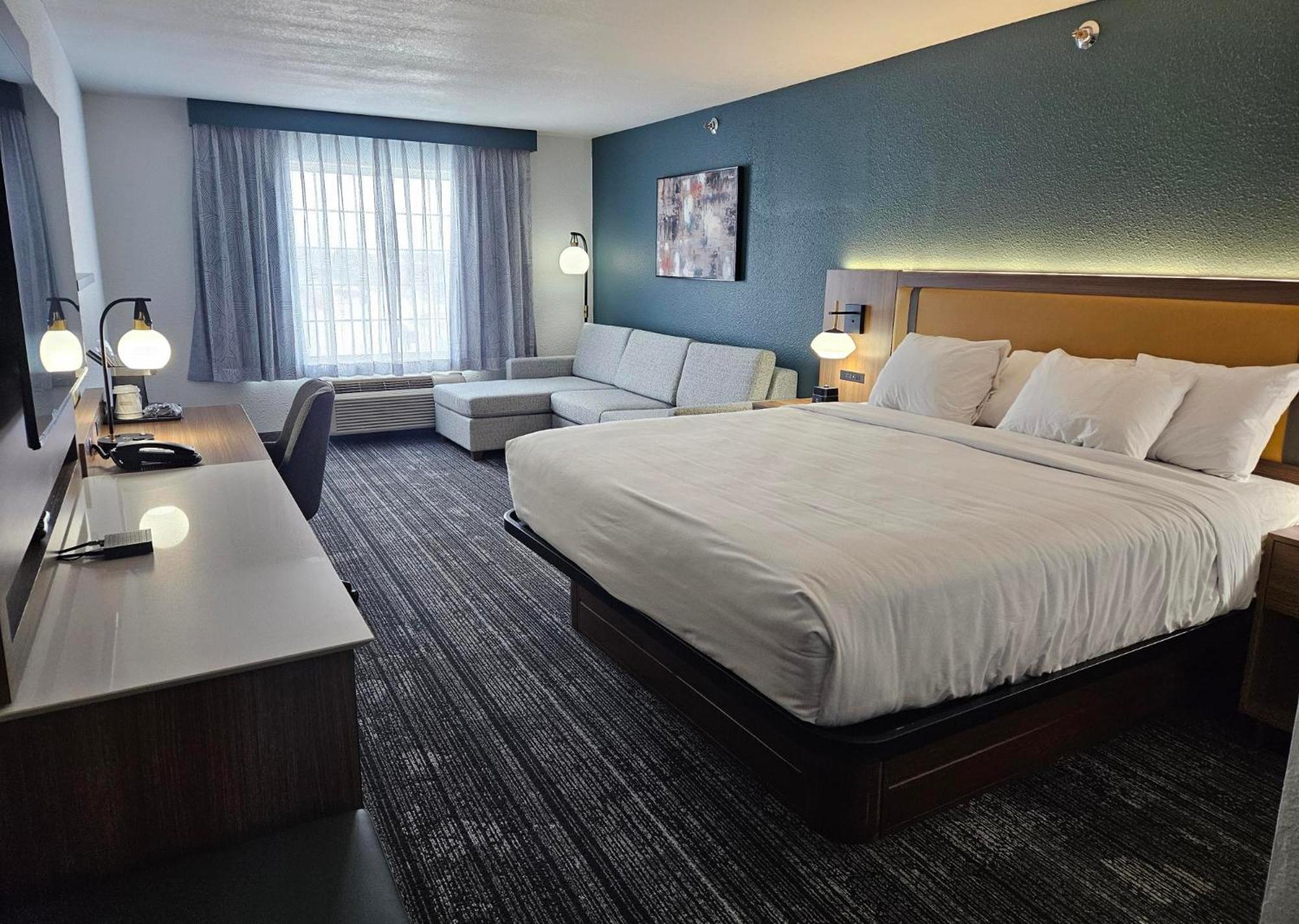 Executive King Suite - Accessible/Non-Smoking