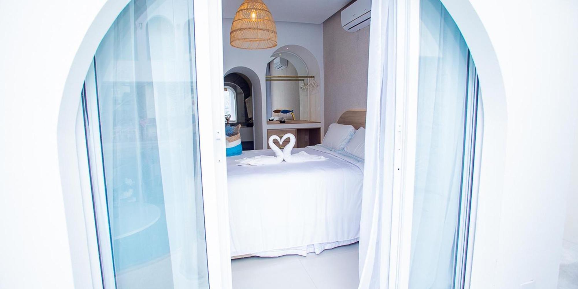 Suíte com Cama King-size e Vista da Piscina