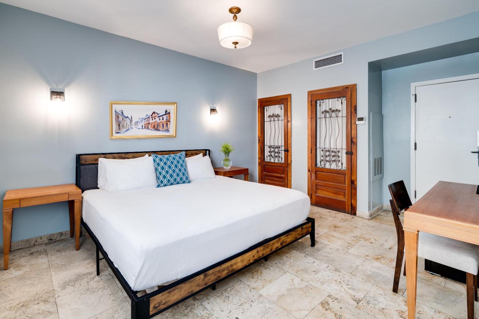 Habitación con cama extragrande.