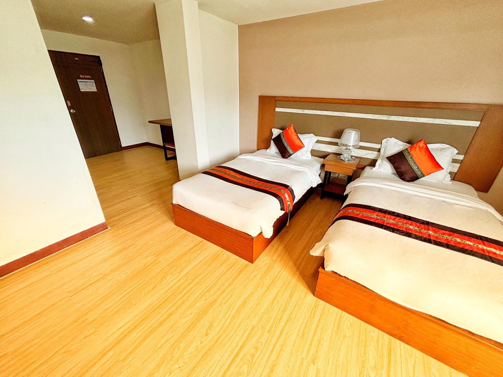 Standard Twin Room with Mountain View