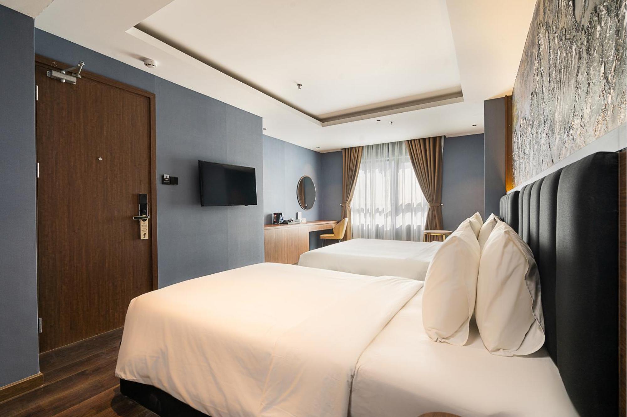 Premier Triple Room with Bathtub and City View - Free Daily In-room Minibar