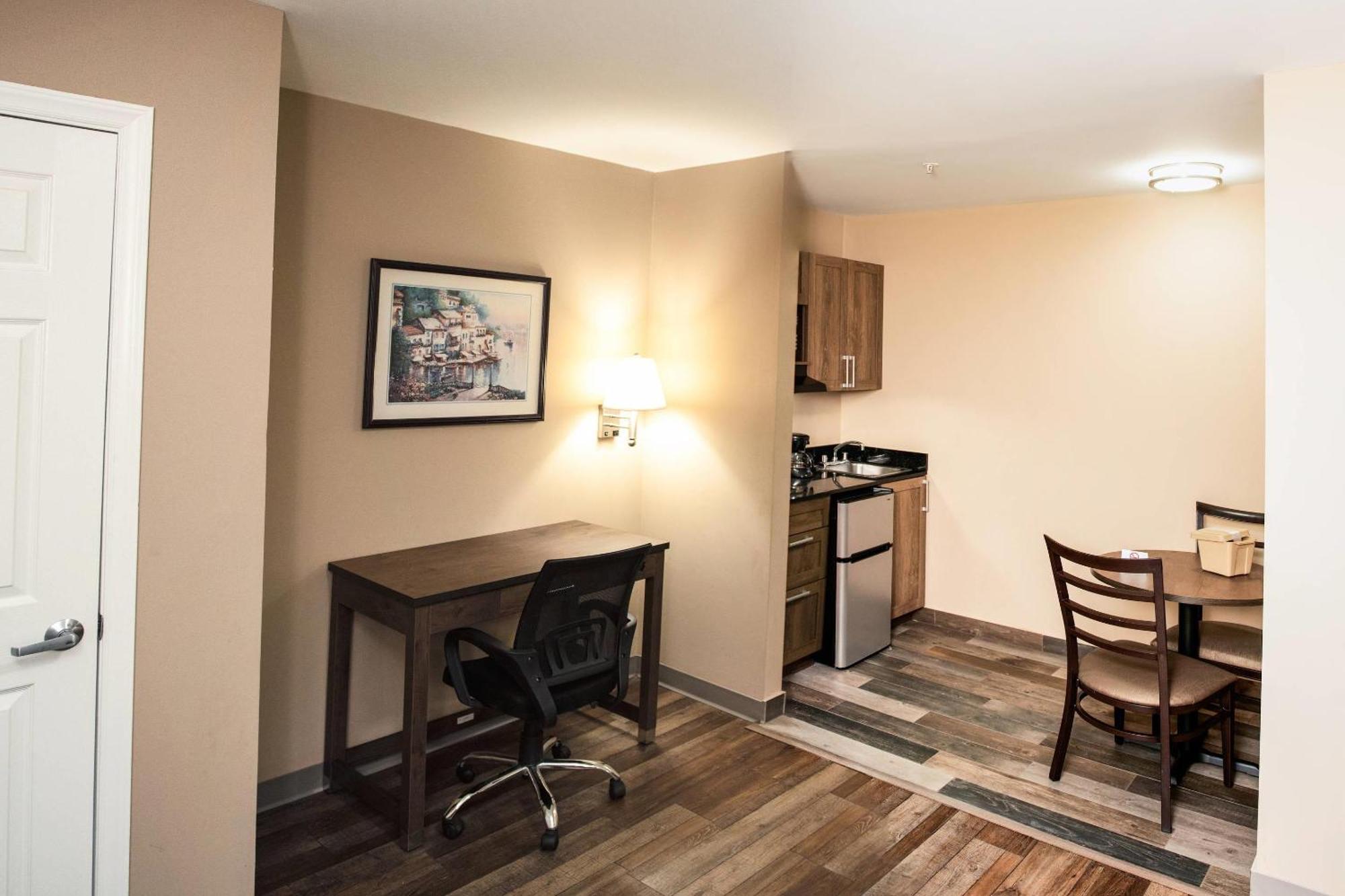 Queen Room with One Queen Bed - Mobility Access/Non-Smoking