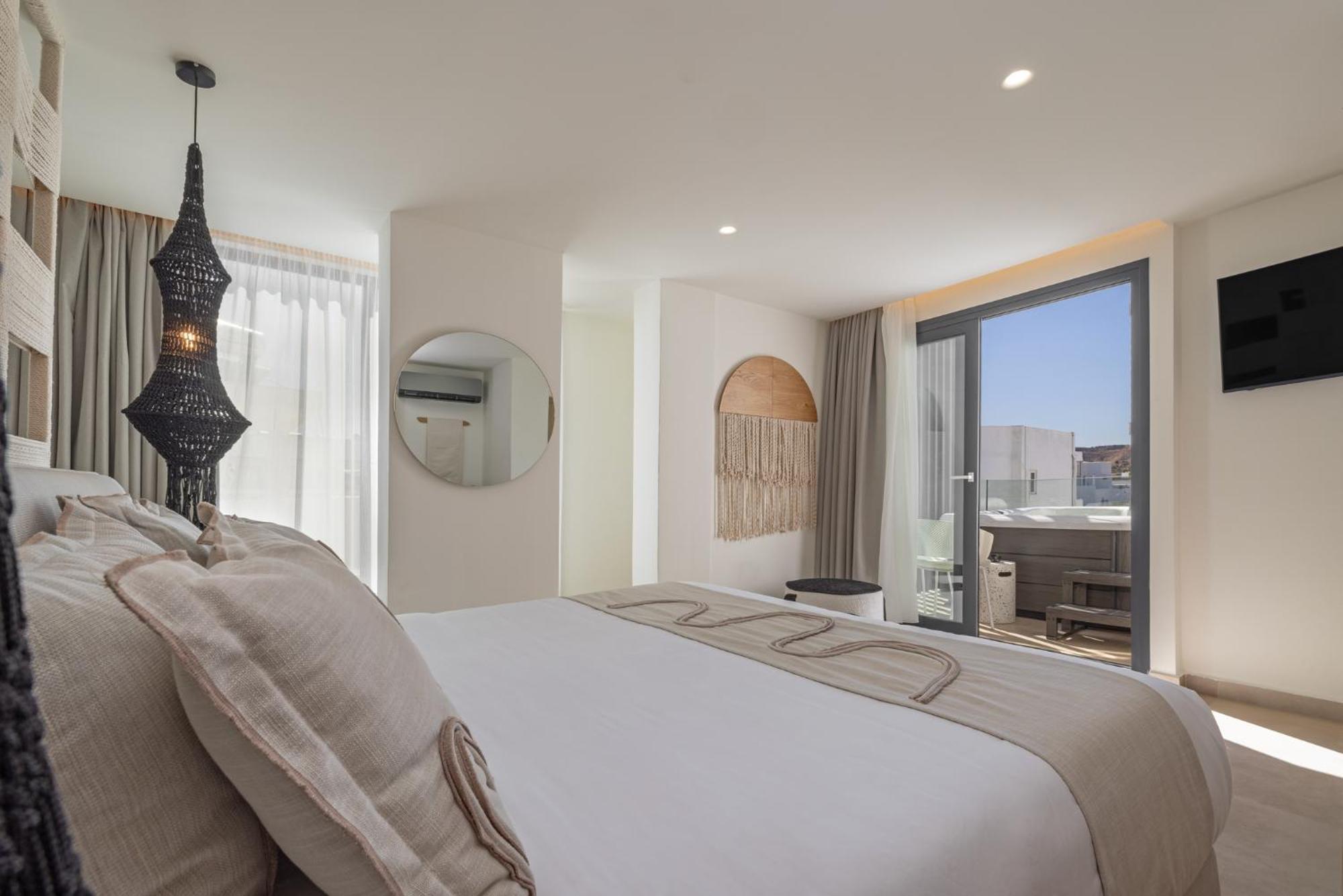 Deluxe Double Room Heated Outdoor Jacuzzi