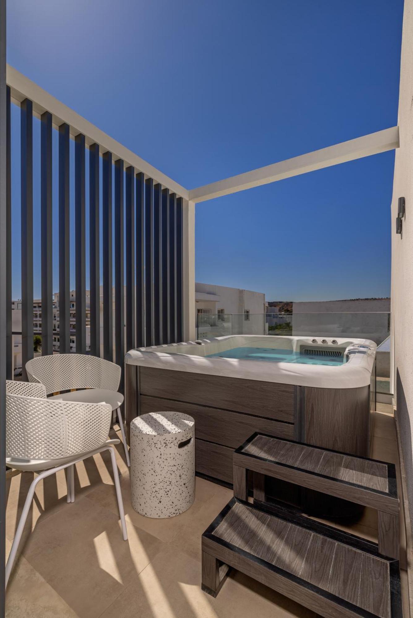 Deluxe Double Room Heated Outdoor Jacuzzi