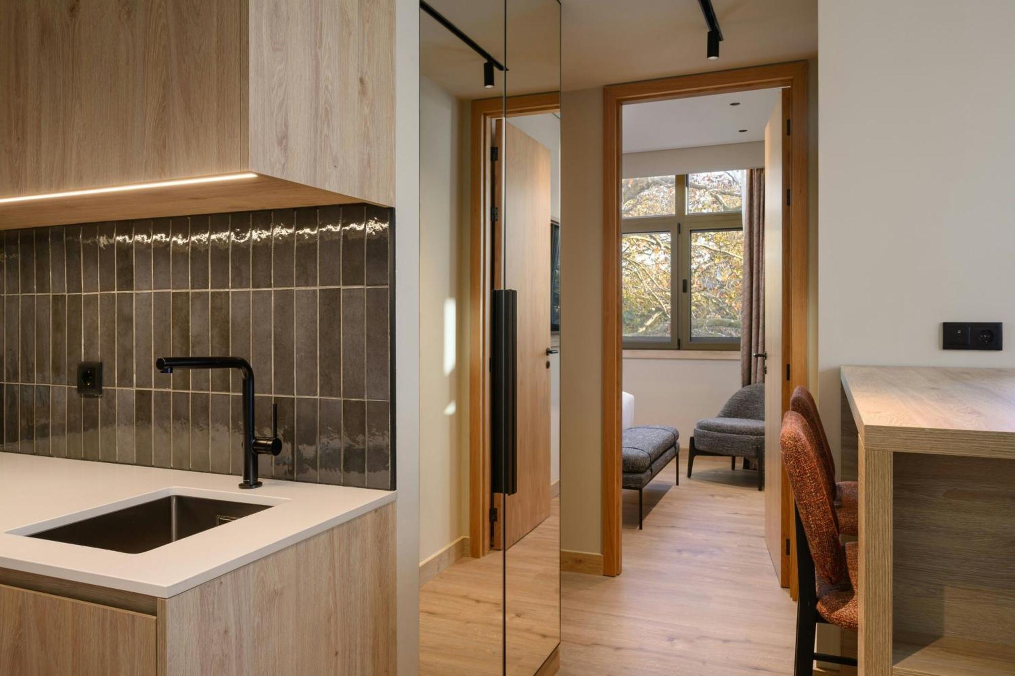 One-Bedroom Apartment with King Bed and City View