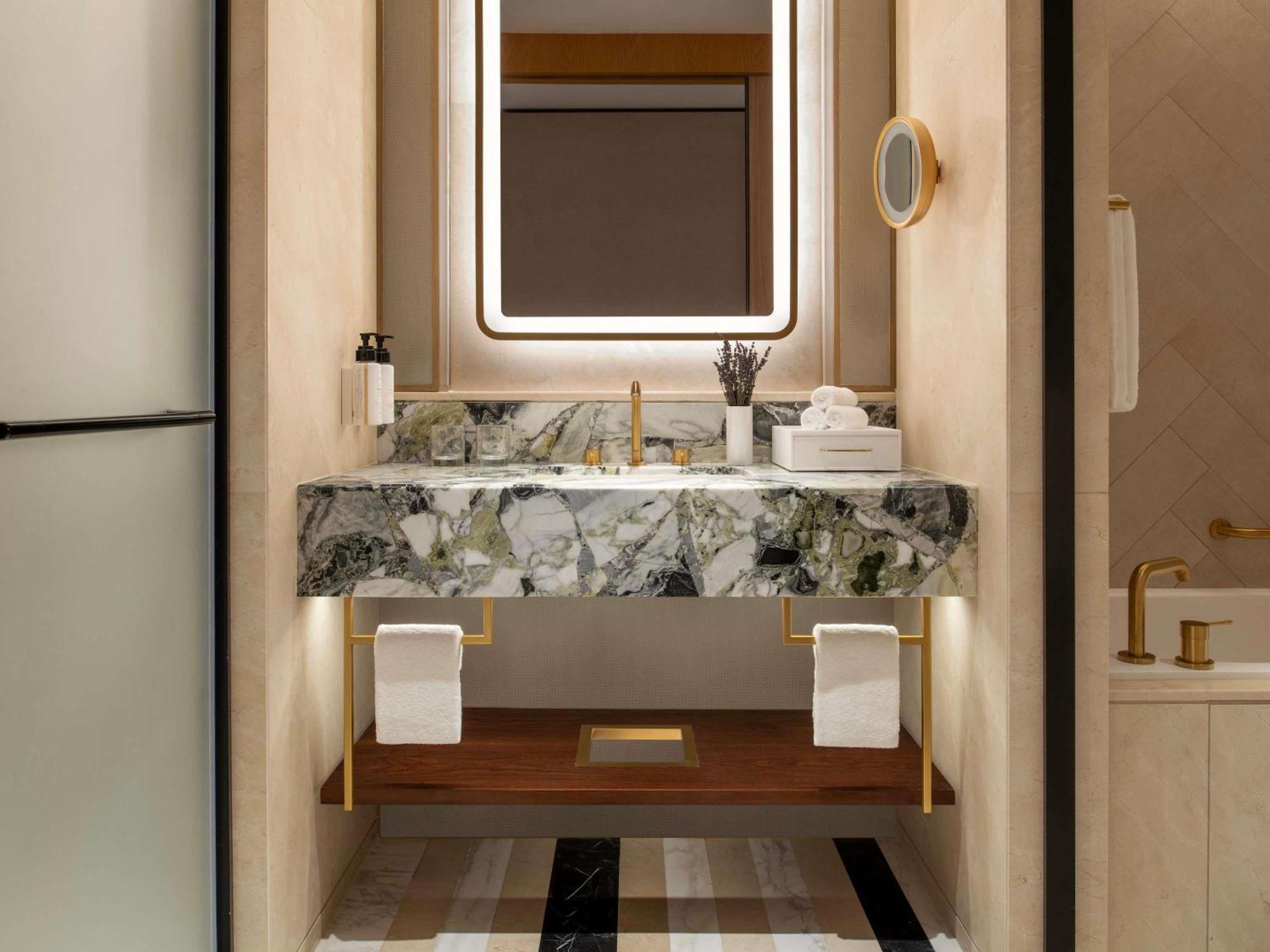 Swiss Executive King Room with Garden View and Lounge Access
