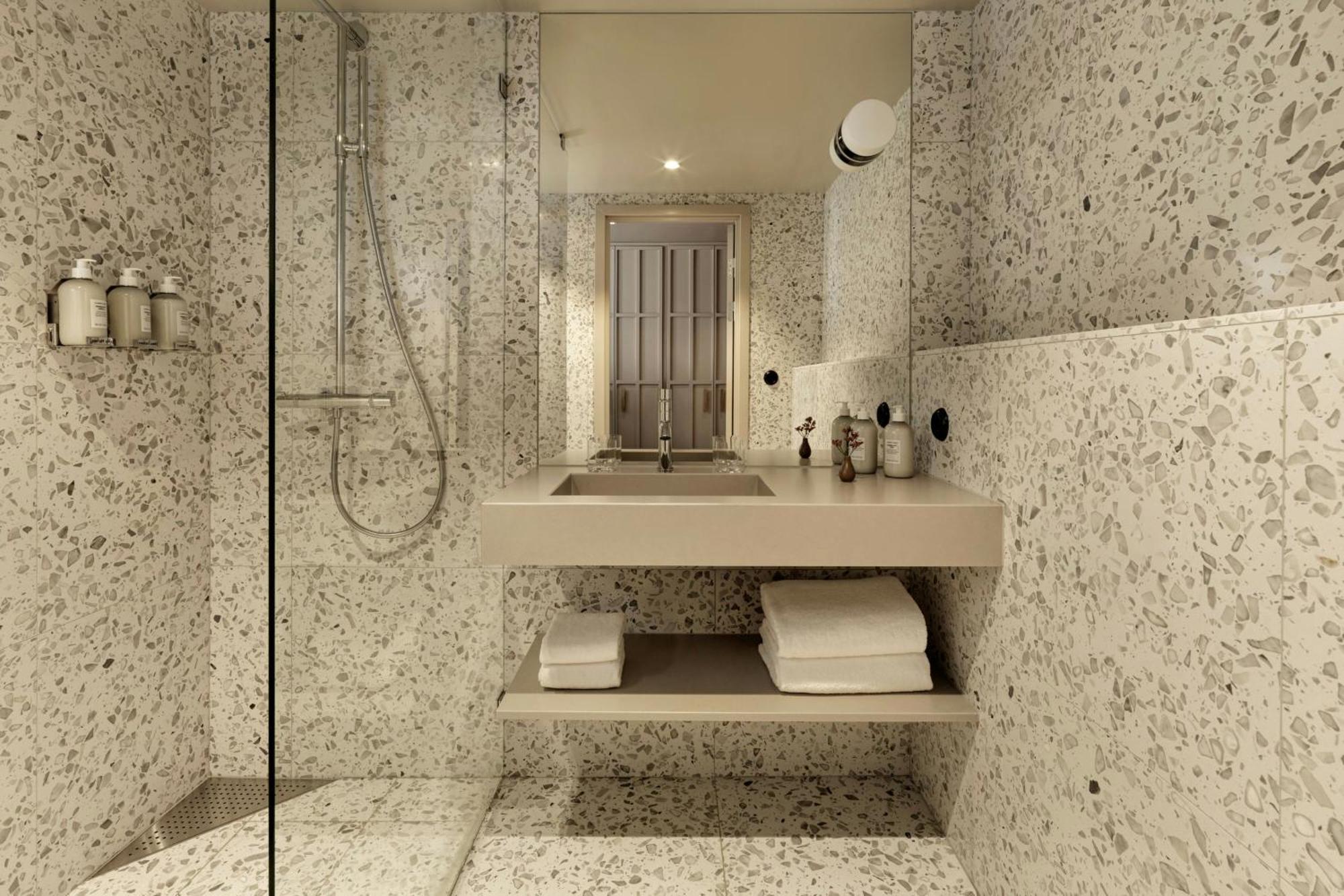 Suite met kingsize bed, toegang tot de Club Lounge en uitzicht op de binnenplaats