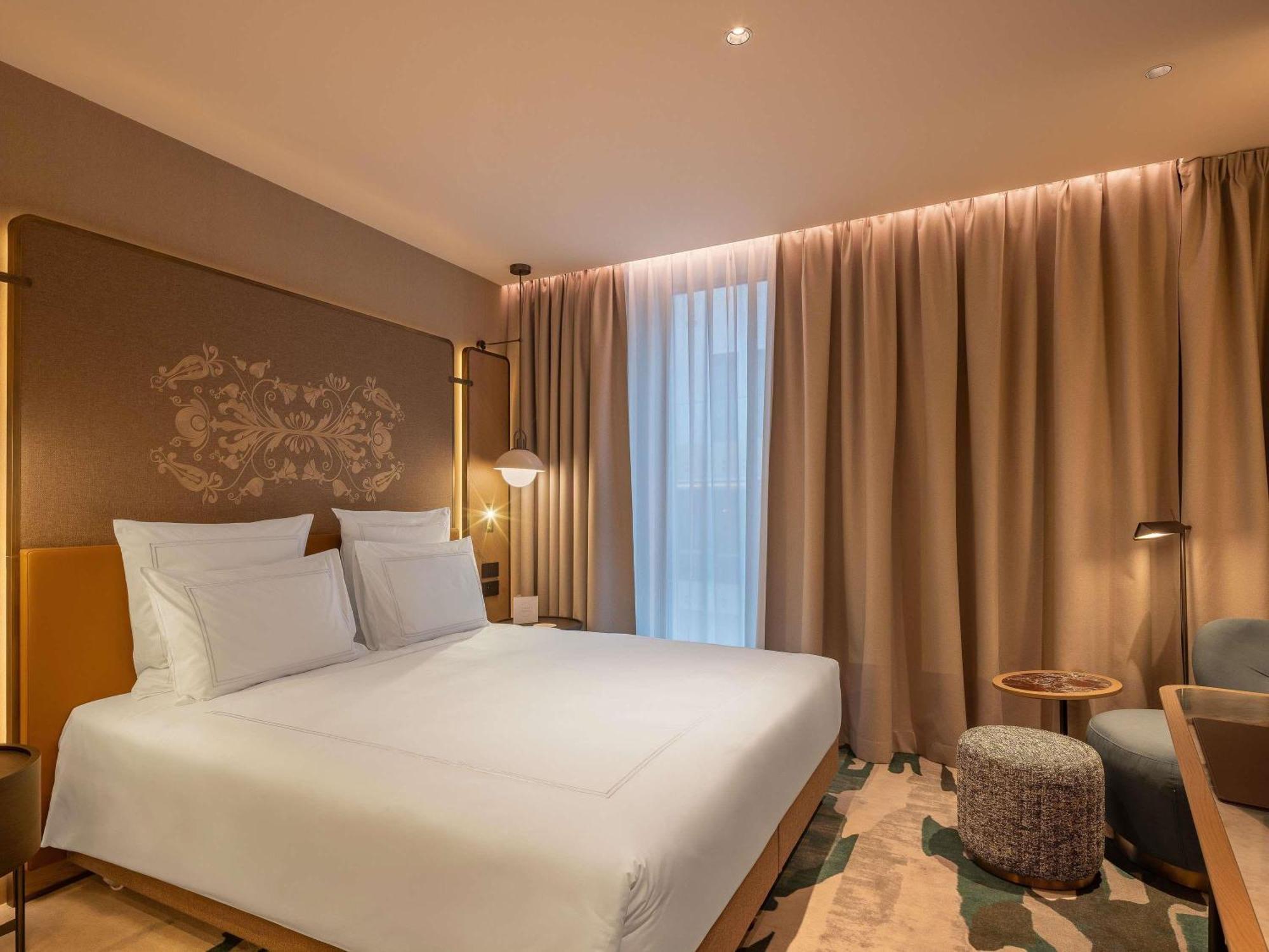 Swiss Advantage – Zimmer mit Blick auf das Atrium