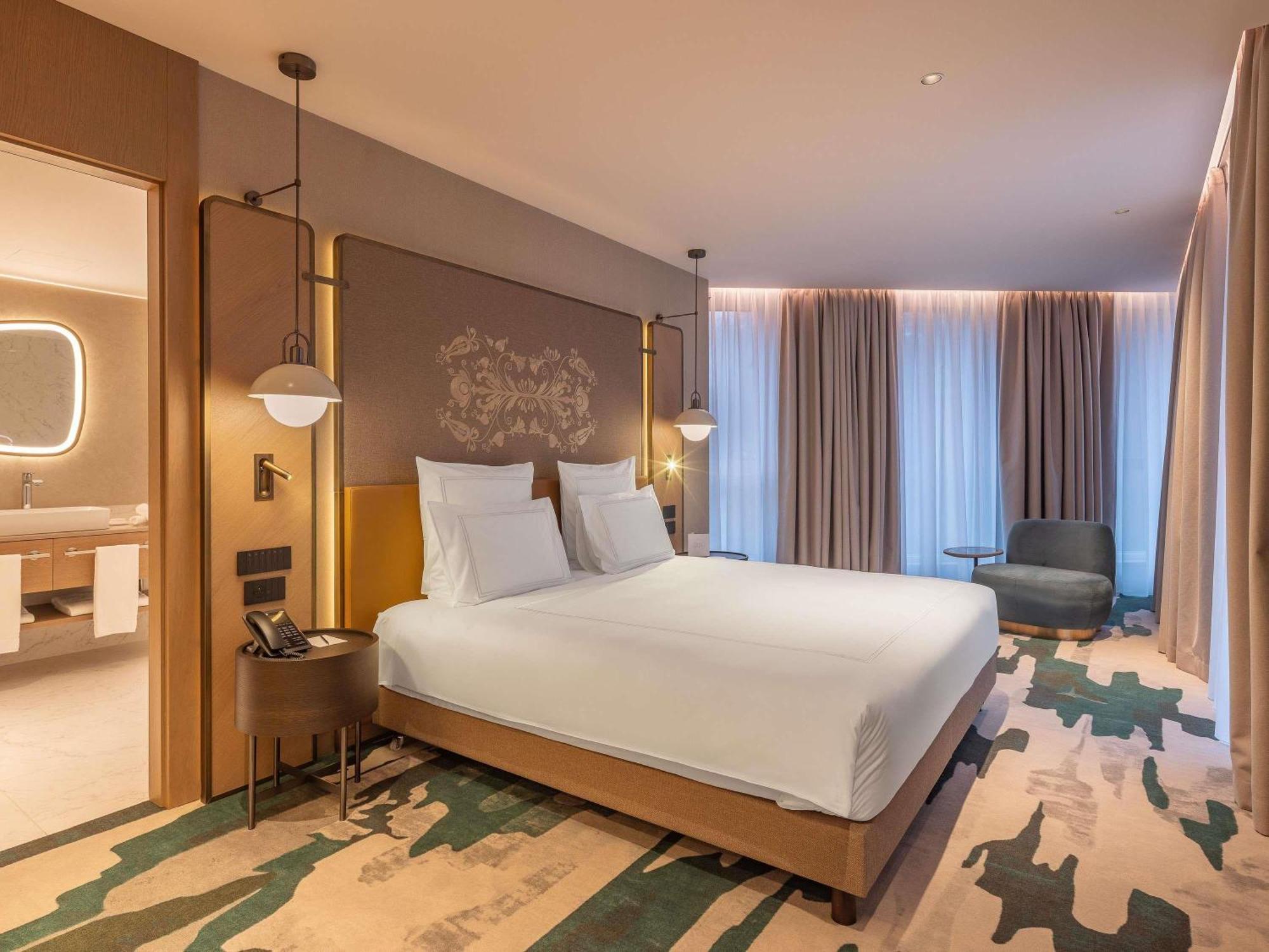 Deluxe Suite mit Blick auf das Atrium