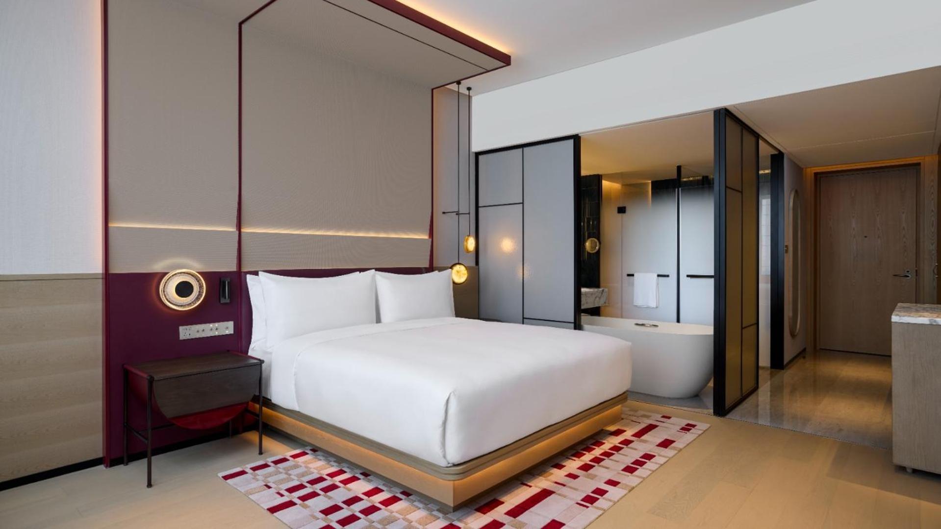 Deluxe King Room with Theme Park View