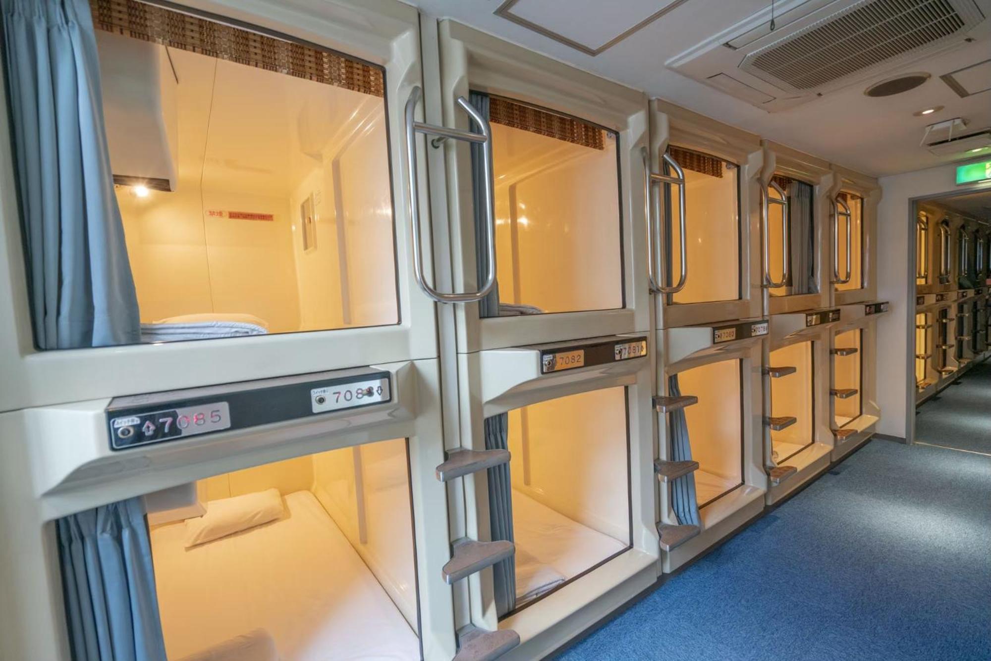 Single Bed in Male Dormitory Room with Shared Bathroom