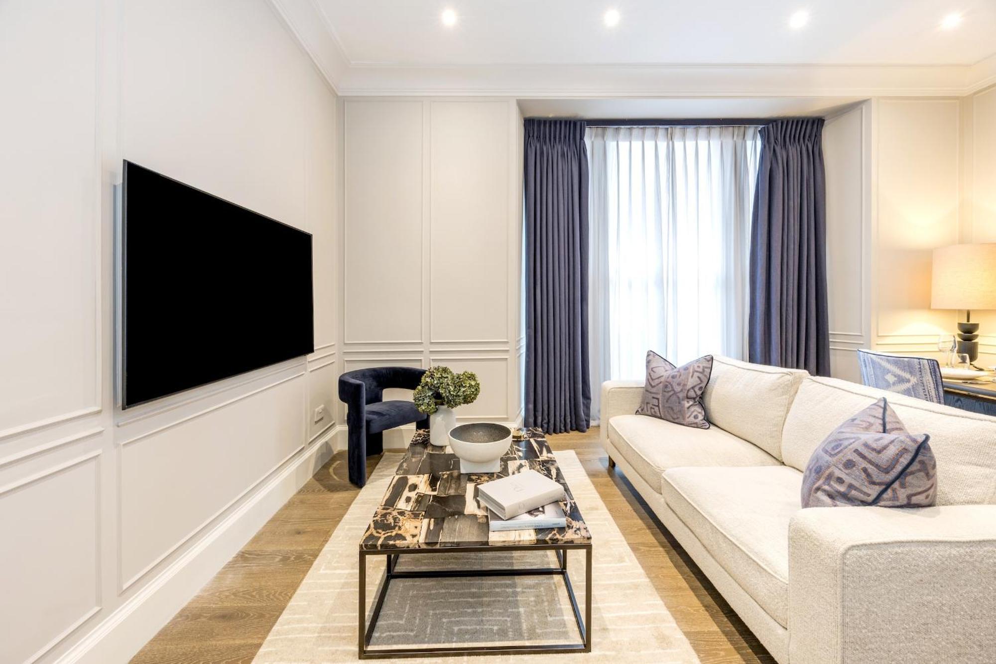 Deluxe One-Bedroom Apartment