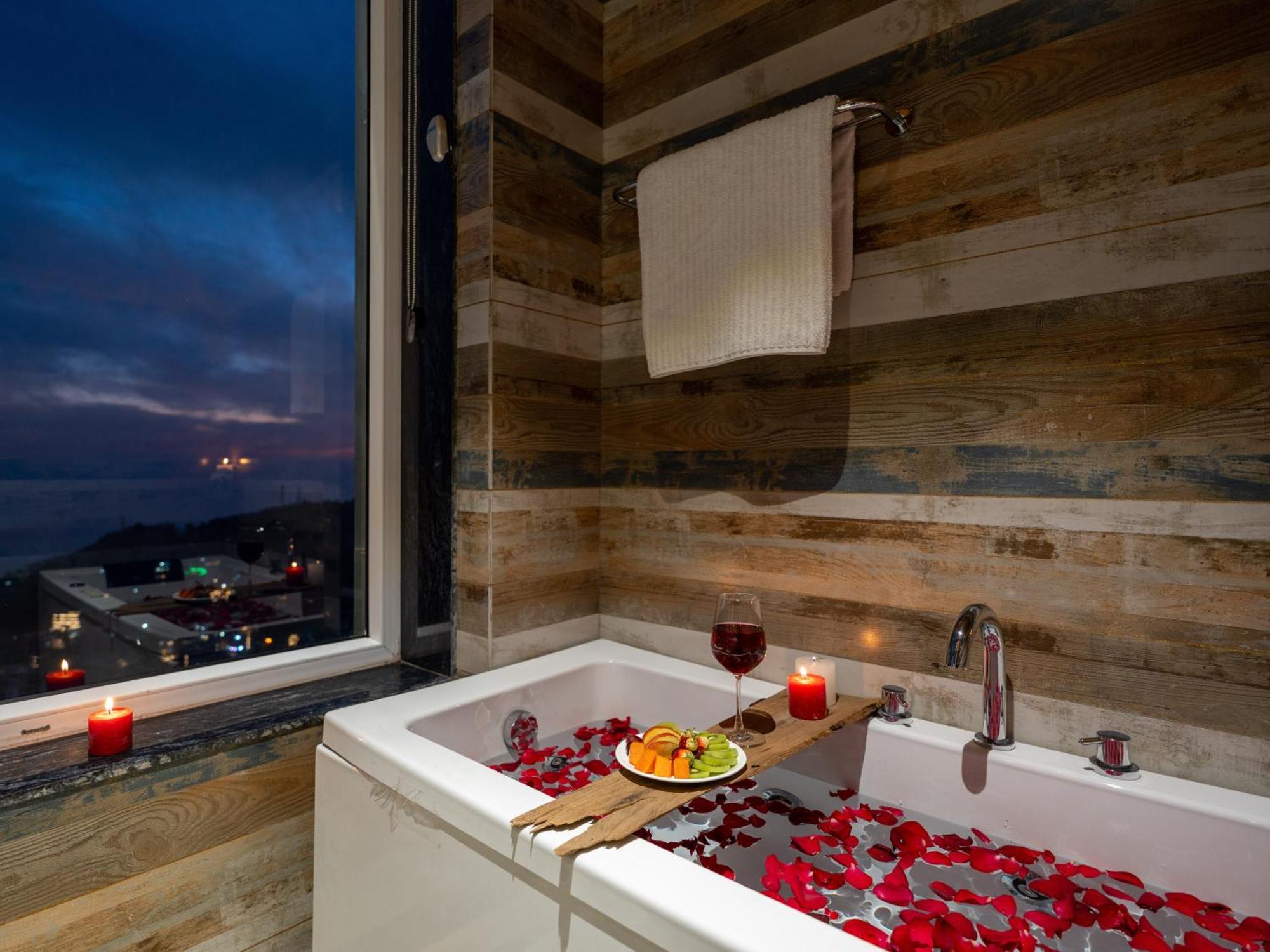 Superior Room With Balcony and Bathtub (Garden View)