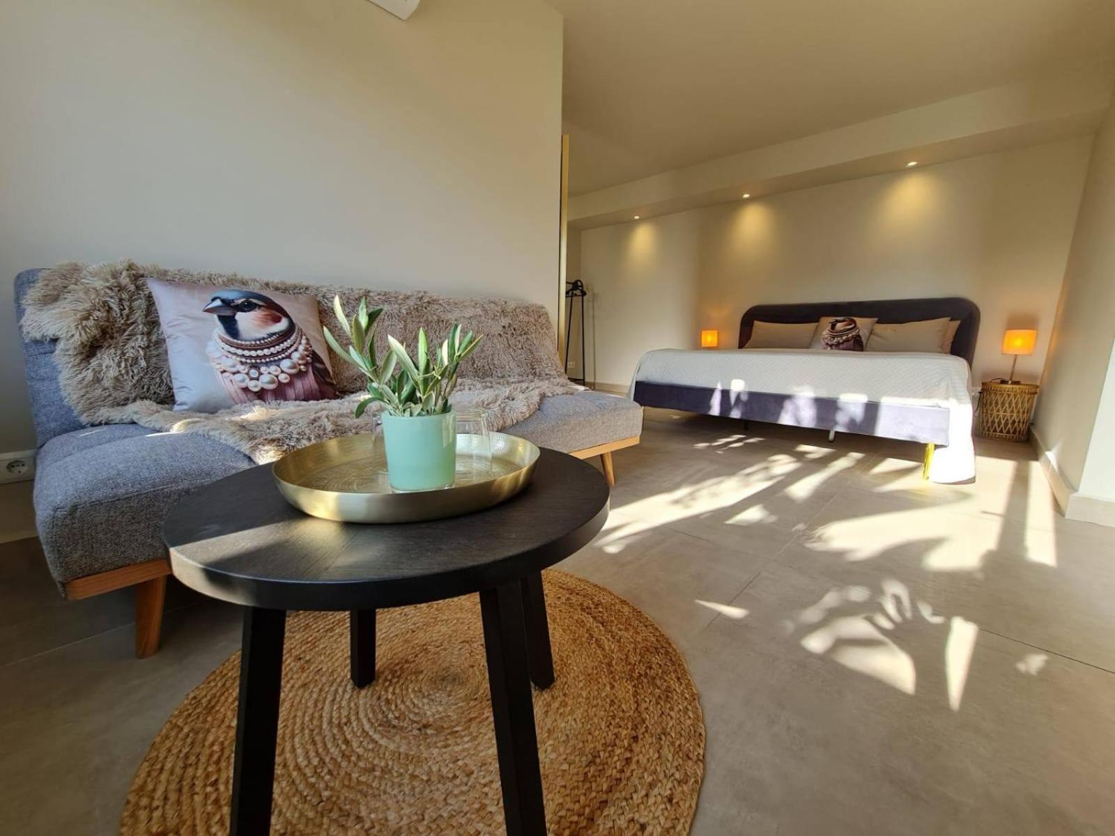 Habitación con cama extragrande y vistas al mar