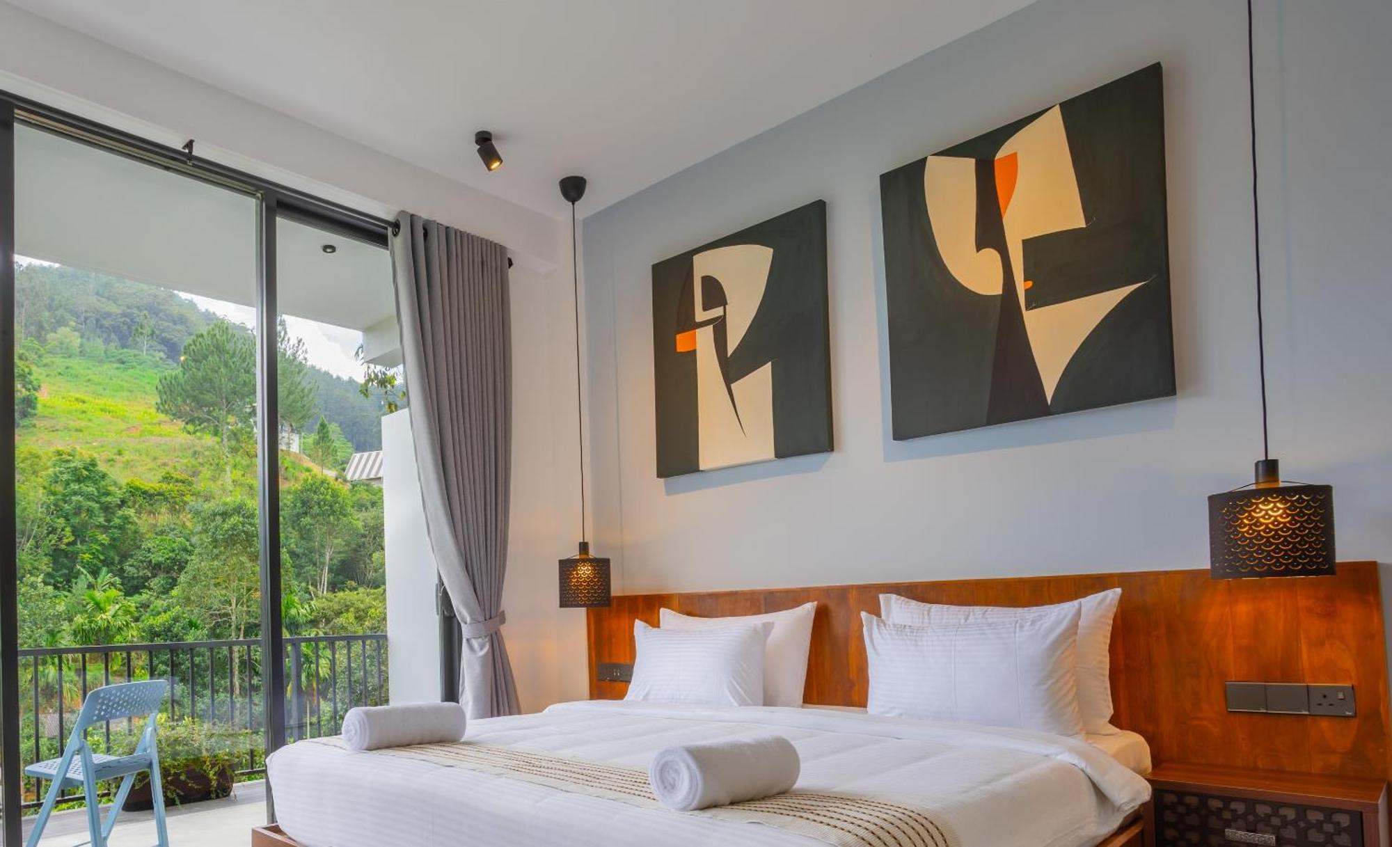 Habitación con cama extragrande y vistas a la montaña