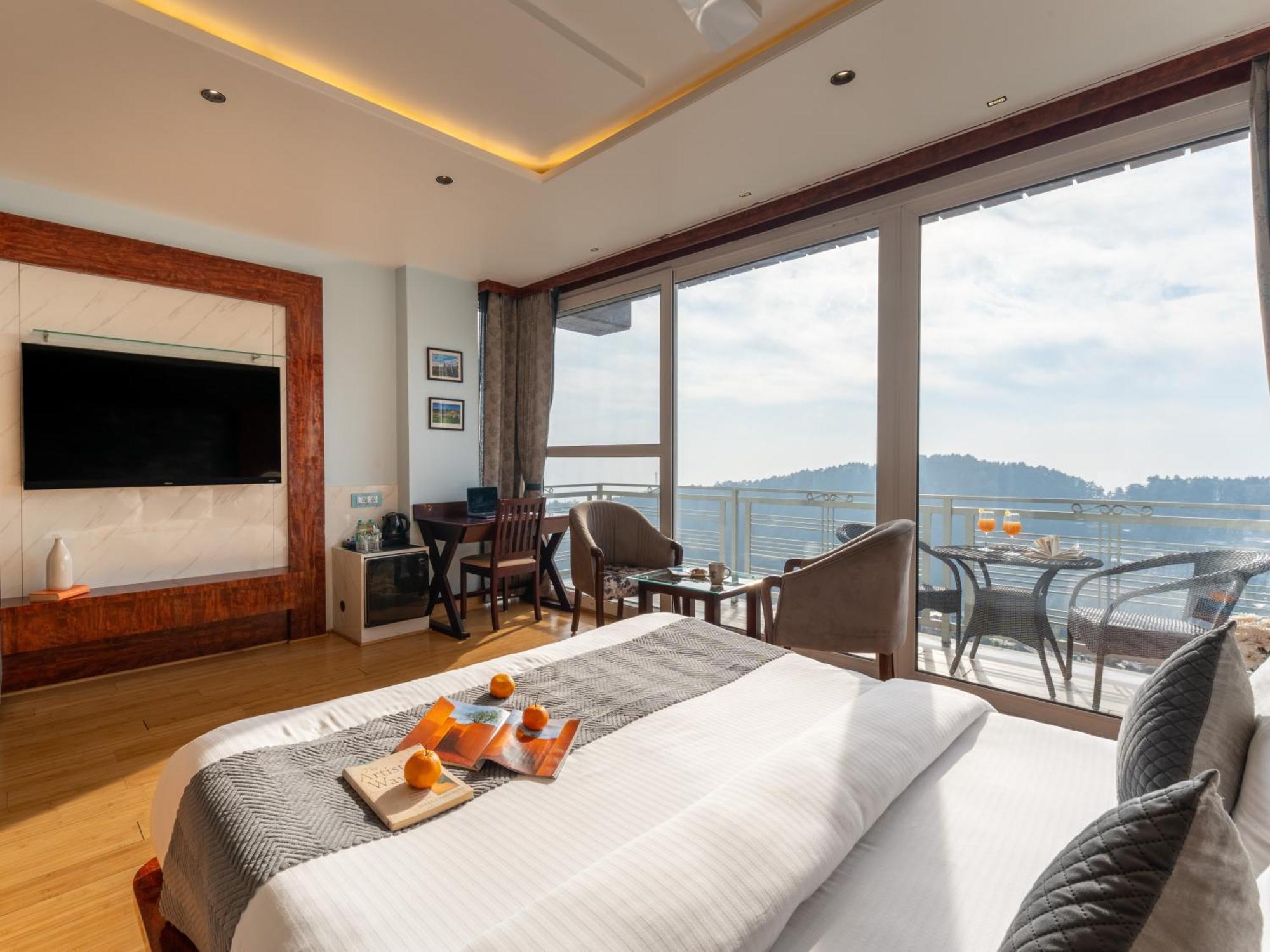 King Room With Balcony and Bathtub (Valley View)