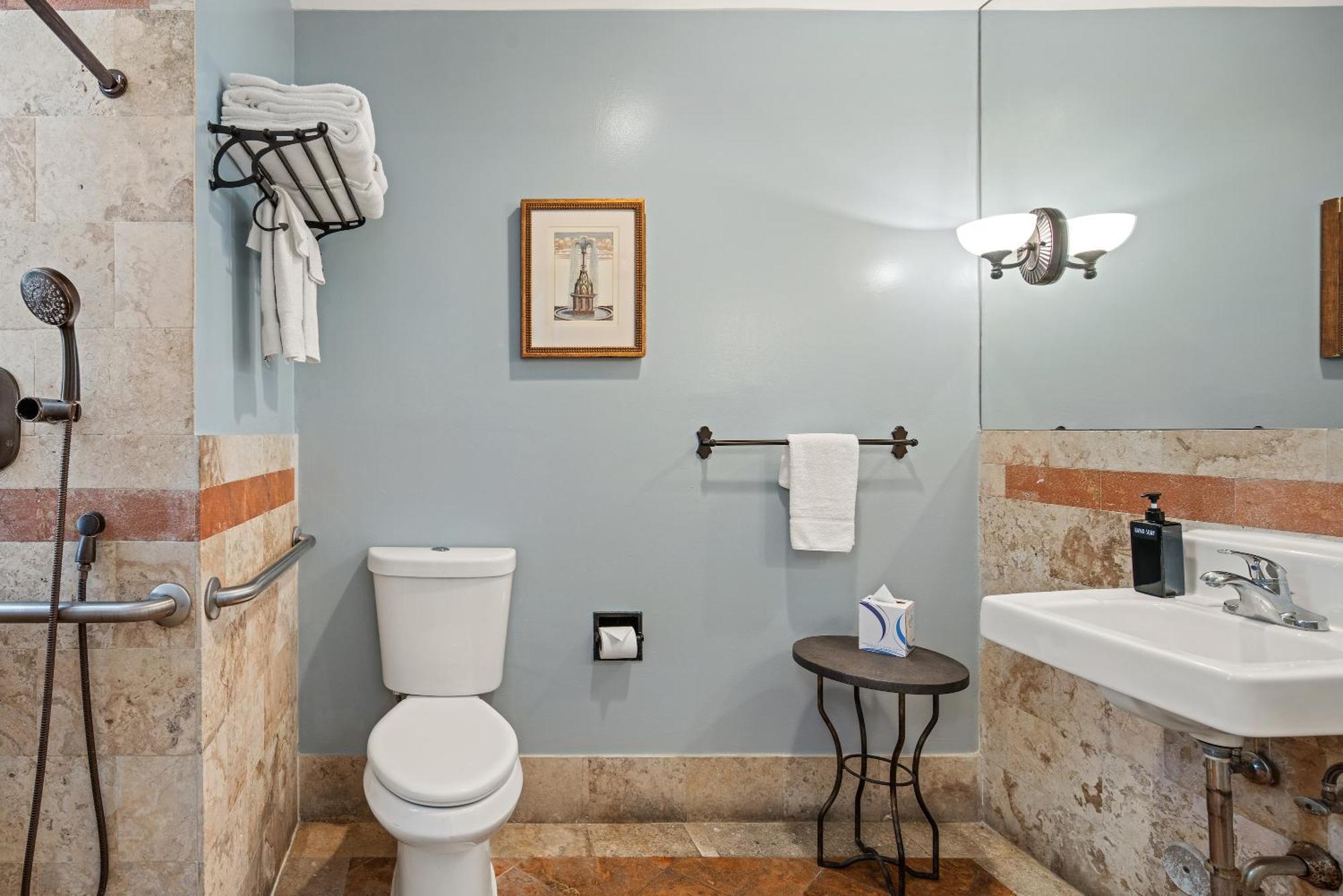 Habitación adaptada para personas de movilidad reducida con cama grande