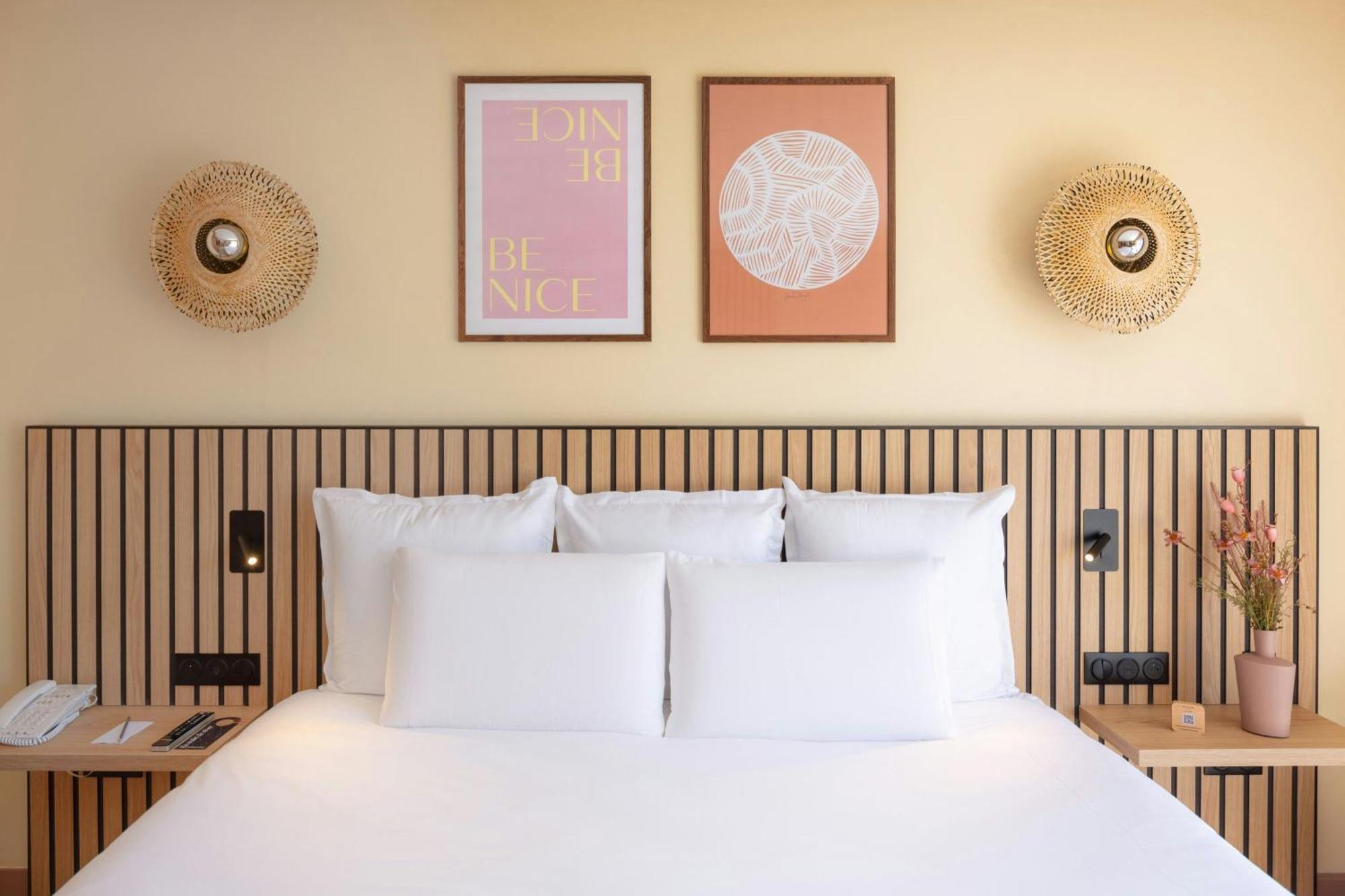 Contemporary Queen Room with Garden View