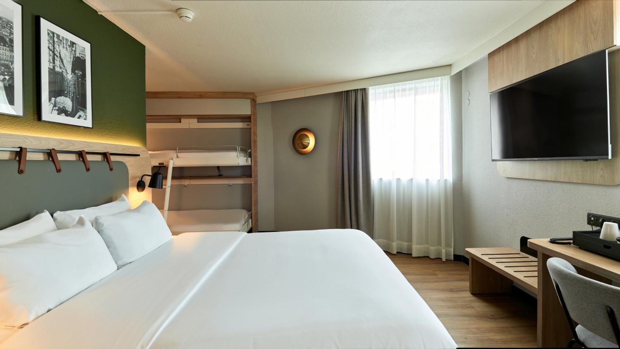 Standard room 1 Queen Bed modular bed
