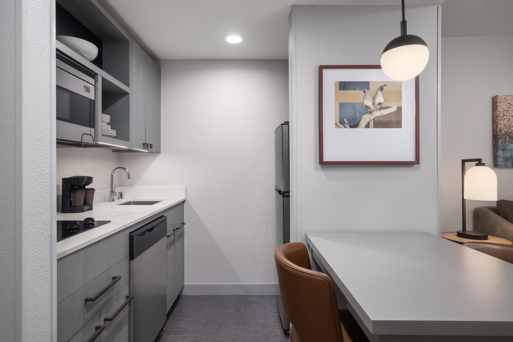 One-Bedroom King Suite - Non-Smoking