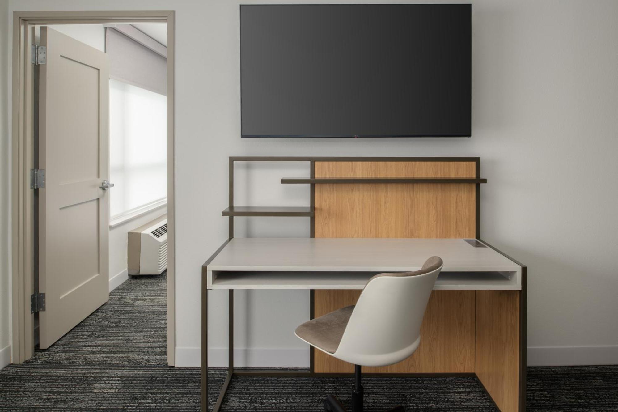 Suite de 1 dormitorio con cama extragrande, sofá cama y vistas al lago