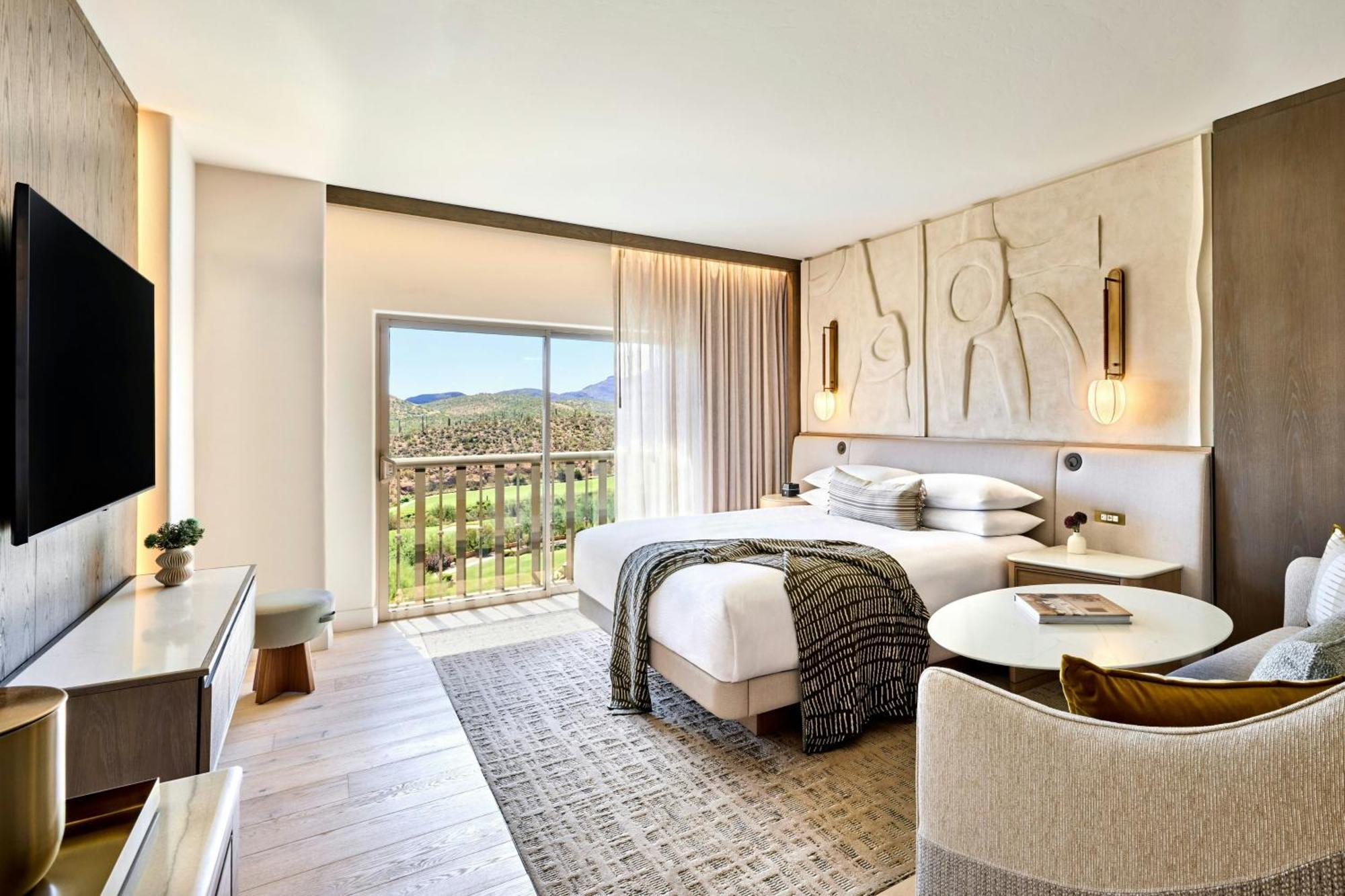 Habitación con 1 cama extragrande y vistas al campo de golf o al río lento