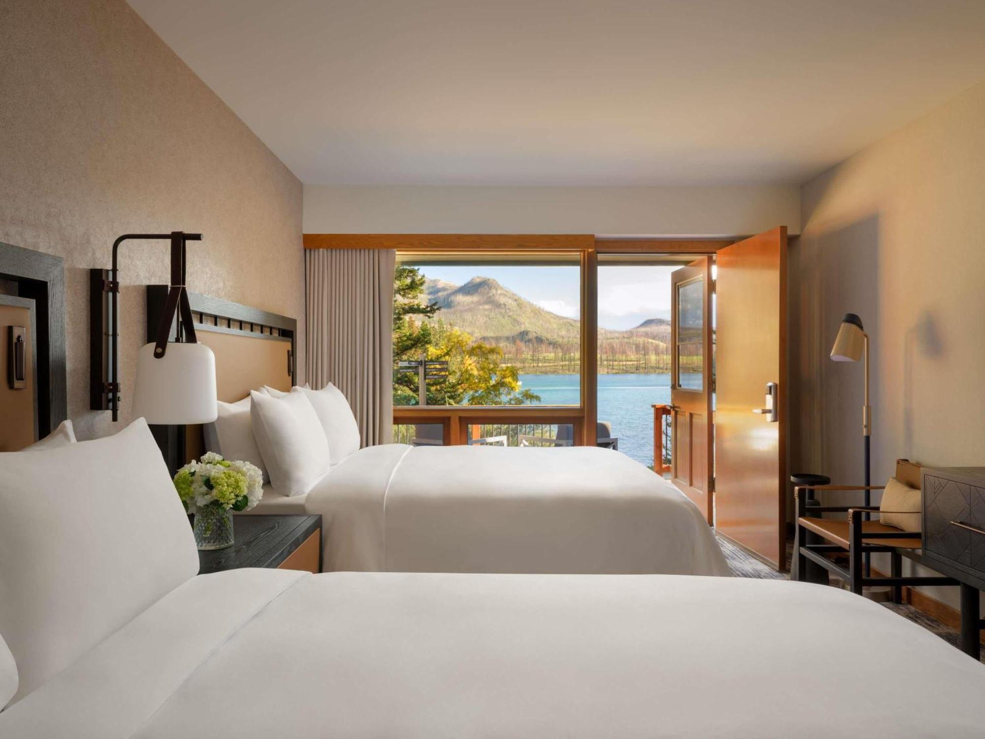 One-Bedroom Queen Suite Two Queen Beds Lake View