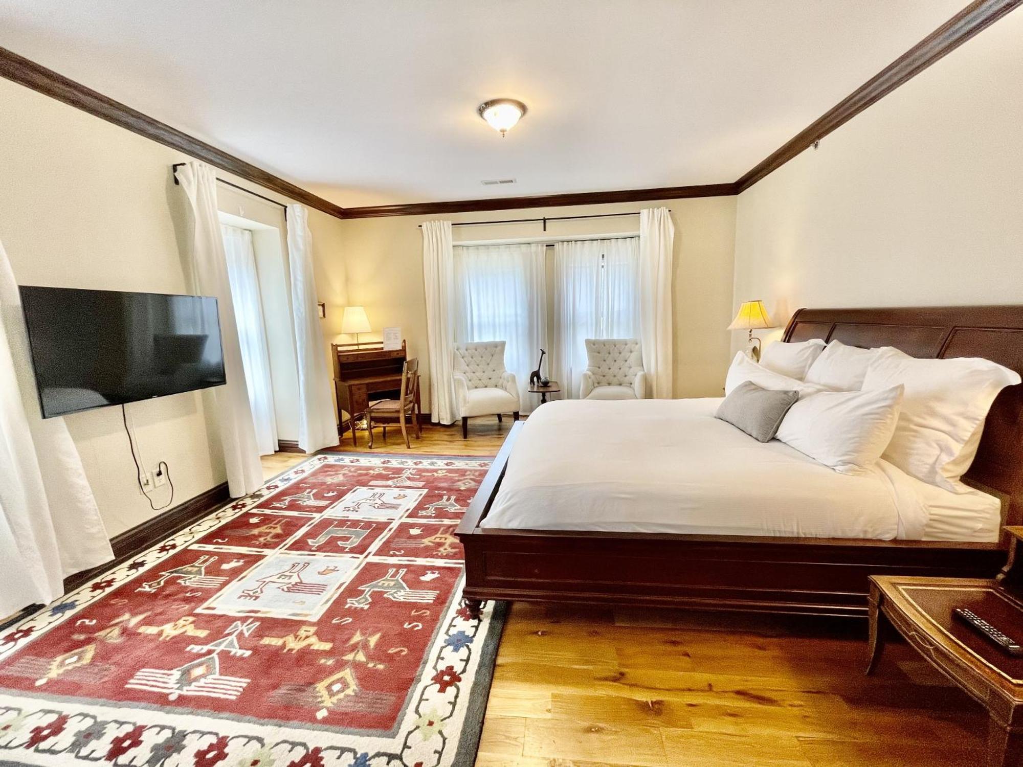 Deluxe King Suite