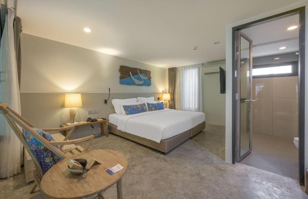 Grand Deluxe Double or Twin Room Bathtub