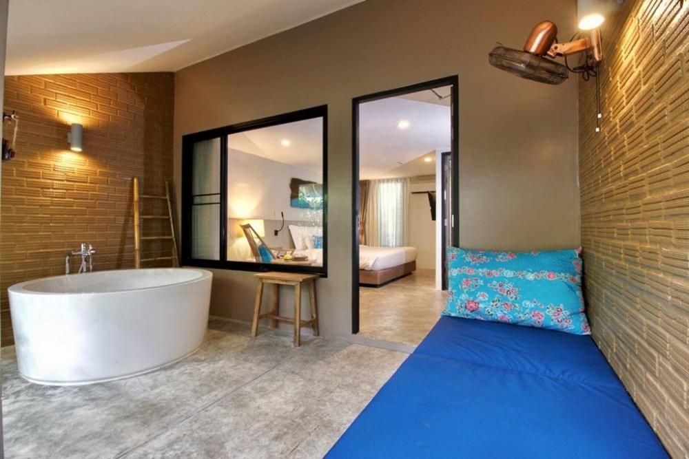 Grand Deluxe Double or Twin Room Bathtub